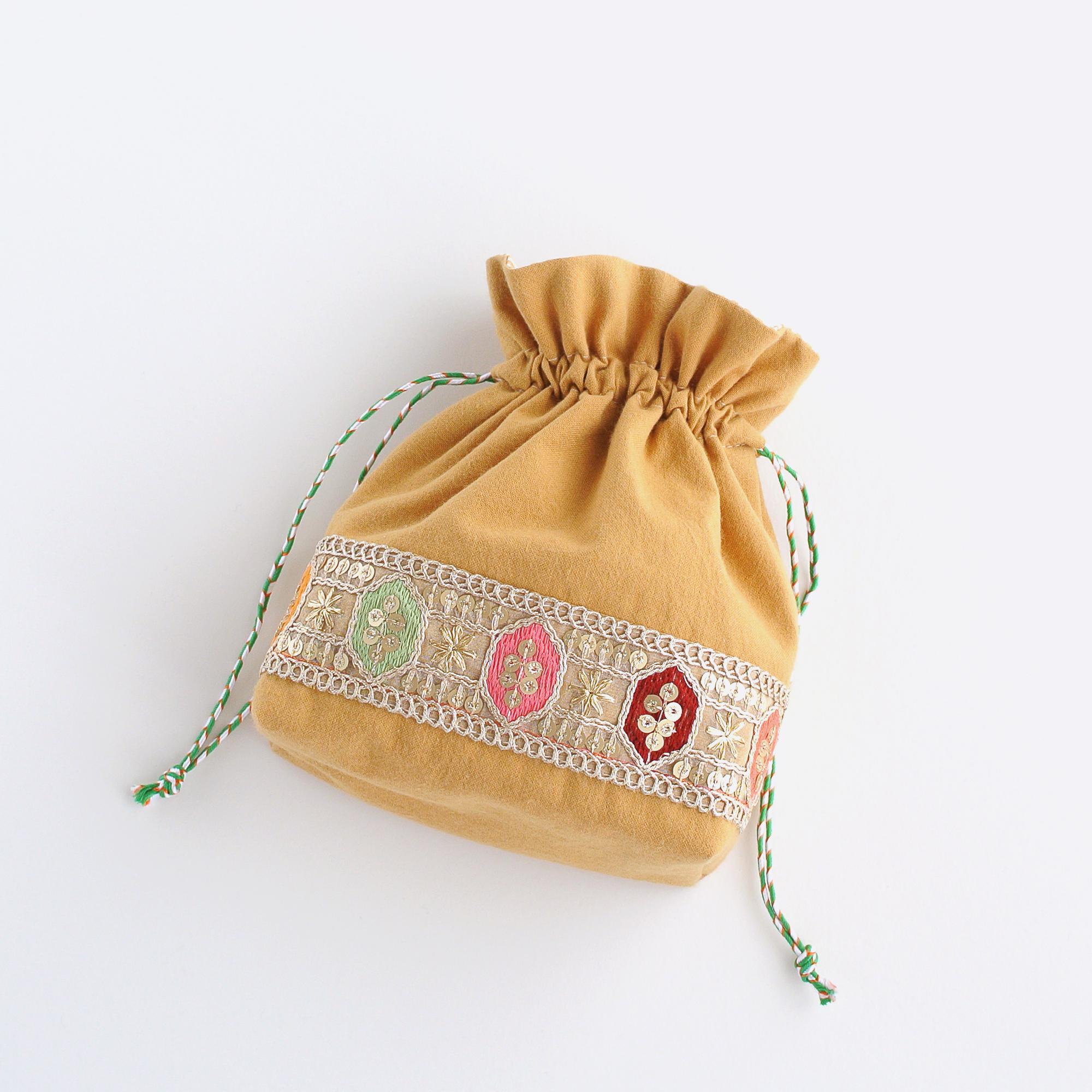 インド刺繍リボンのマチのある巾着ポーチ 　イエロー1枚目の画像