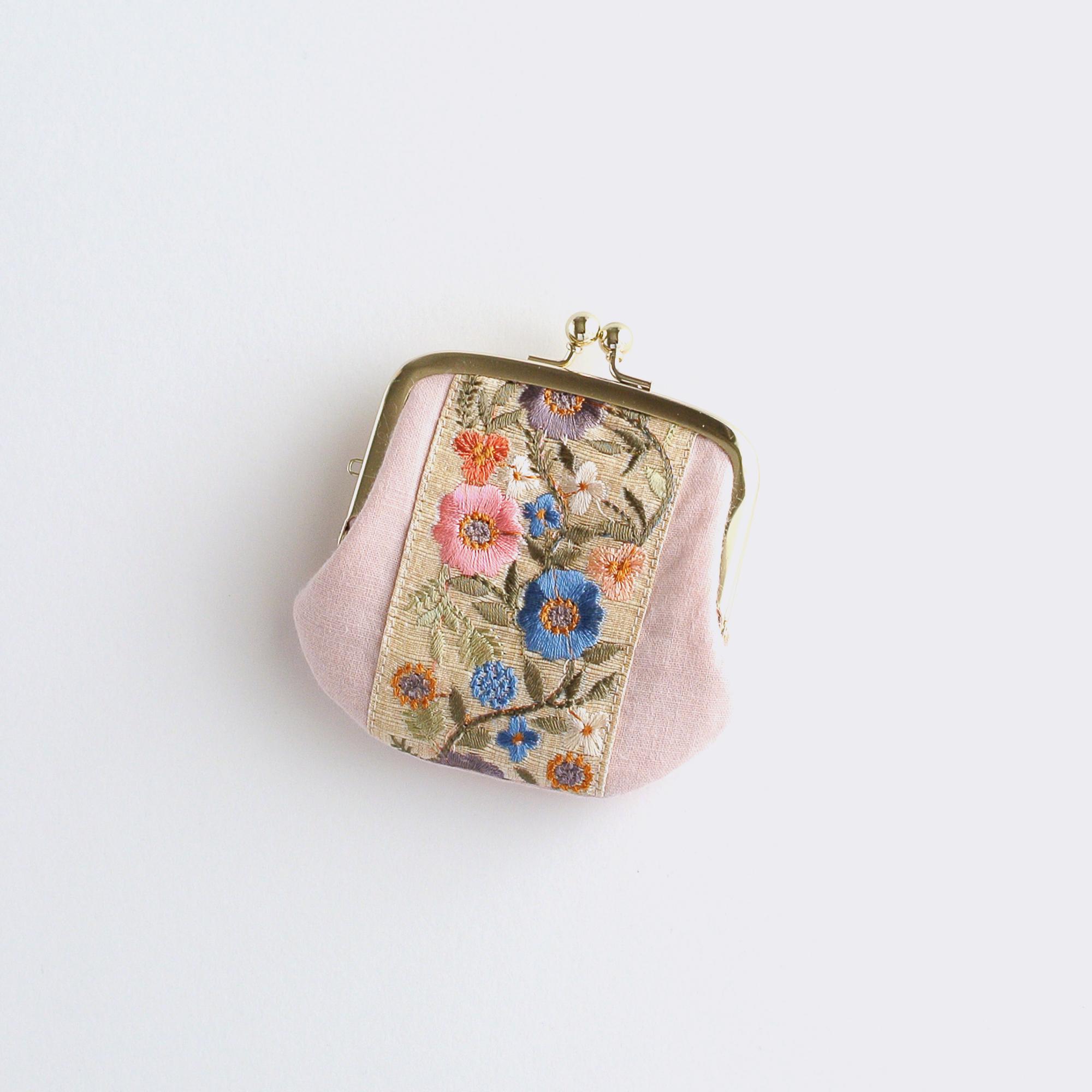 インド刺繍リボンの手のひらがま口ポーチ　ピンク