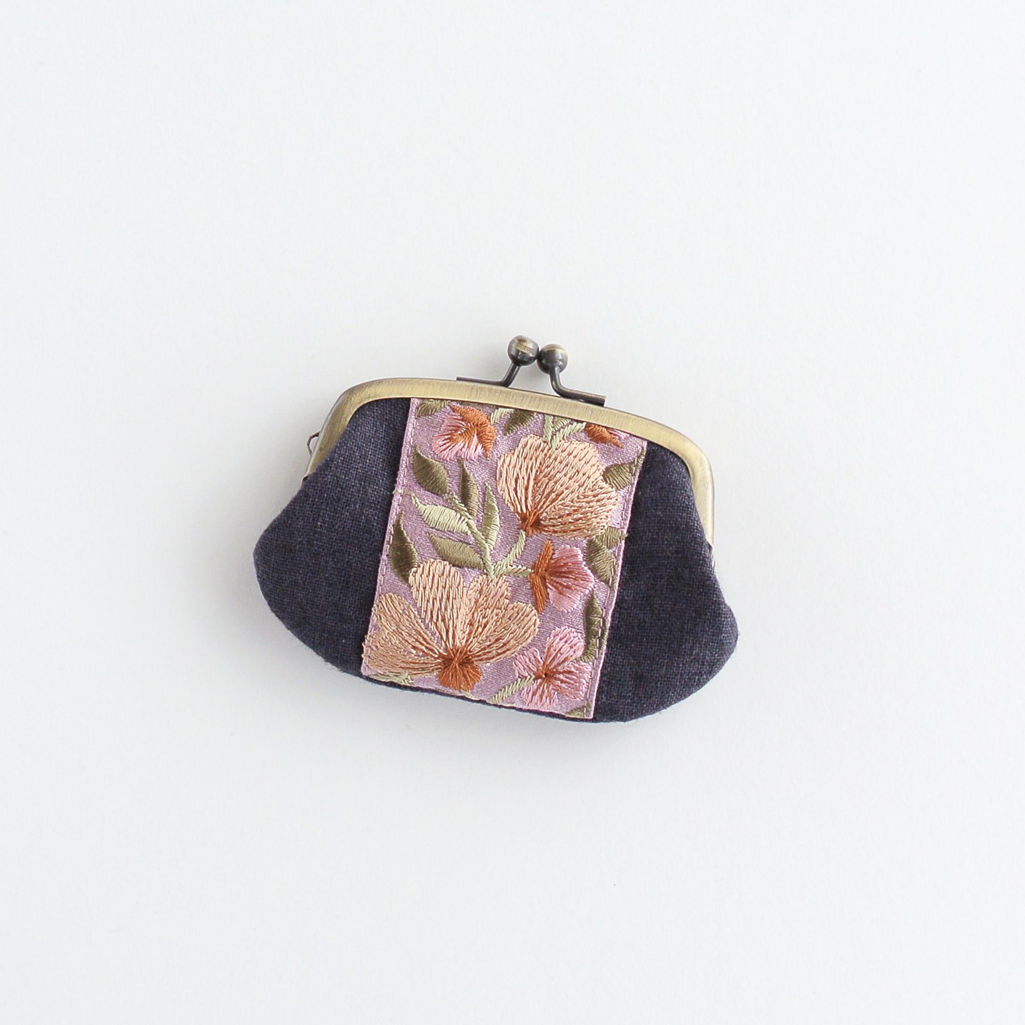 リネンとインド刺繍リボンのミニがま口 　ダークグレー1枚目の画像