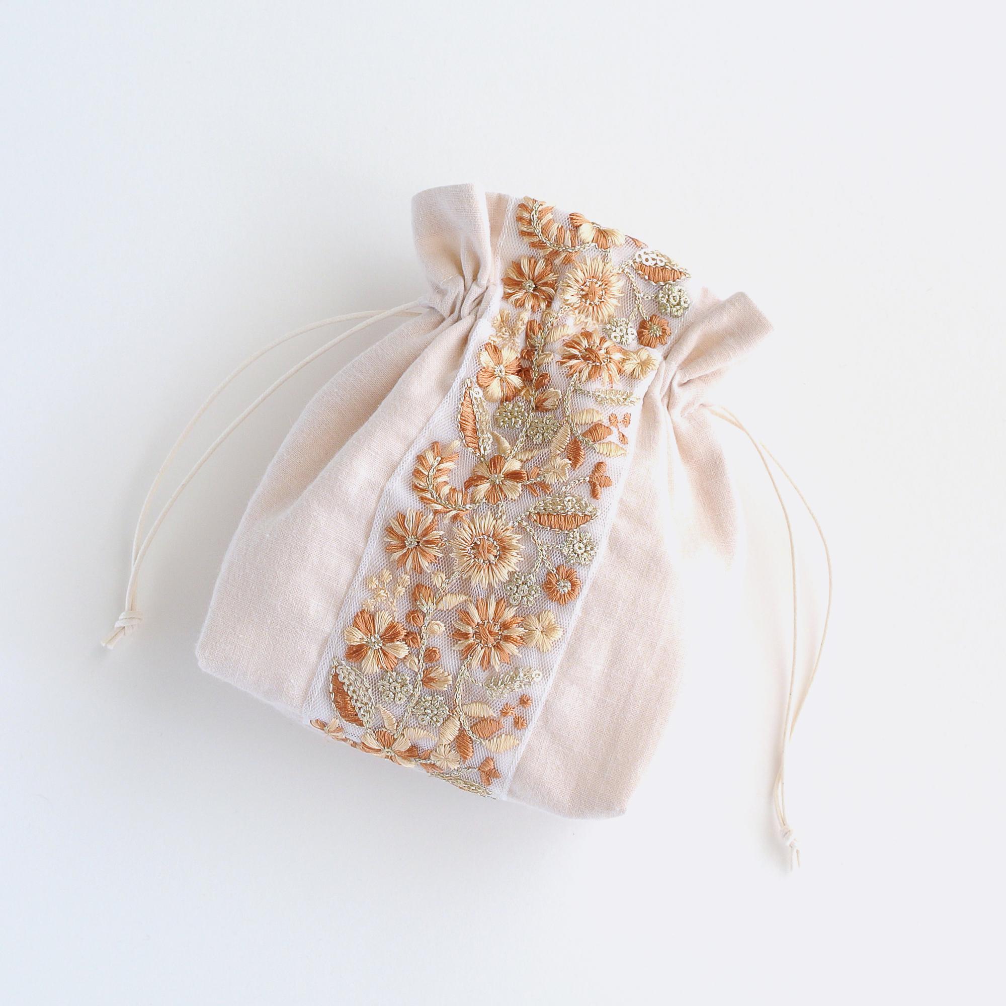 インド刺繍リボンのマチのある巾着ポーチ 　ライトベージュ1枚目の画像