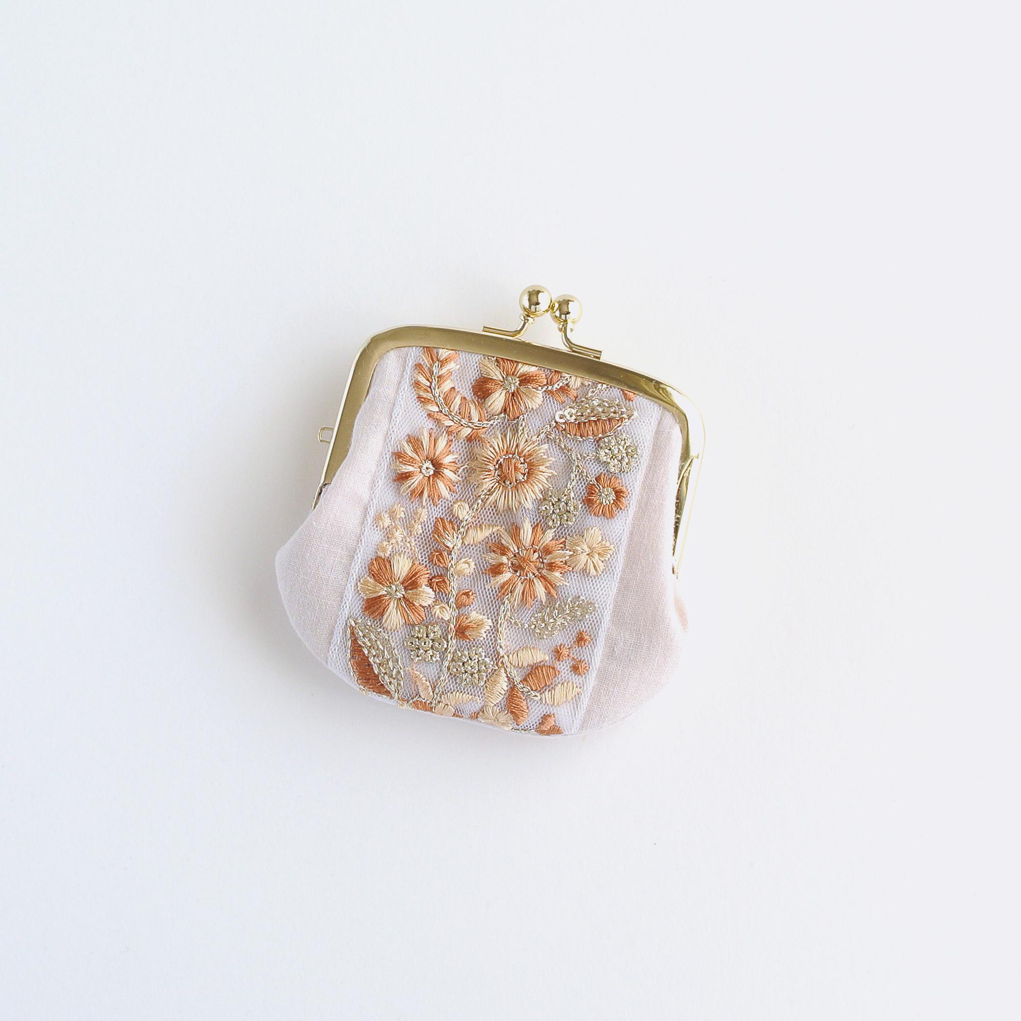 インド刺繍リボンの手のひらがま口ポーチ　ライトベージュ1枚目の画像