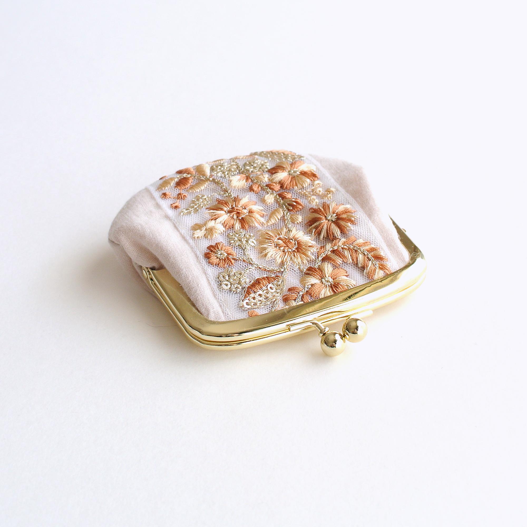 インド刺繍リボンの手のひらがま口ポーチ　ライトベージュ | 2枚目