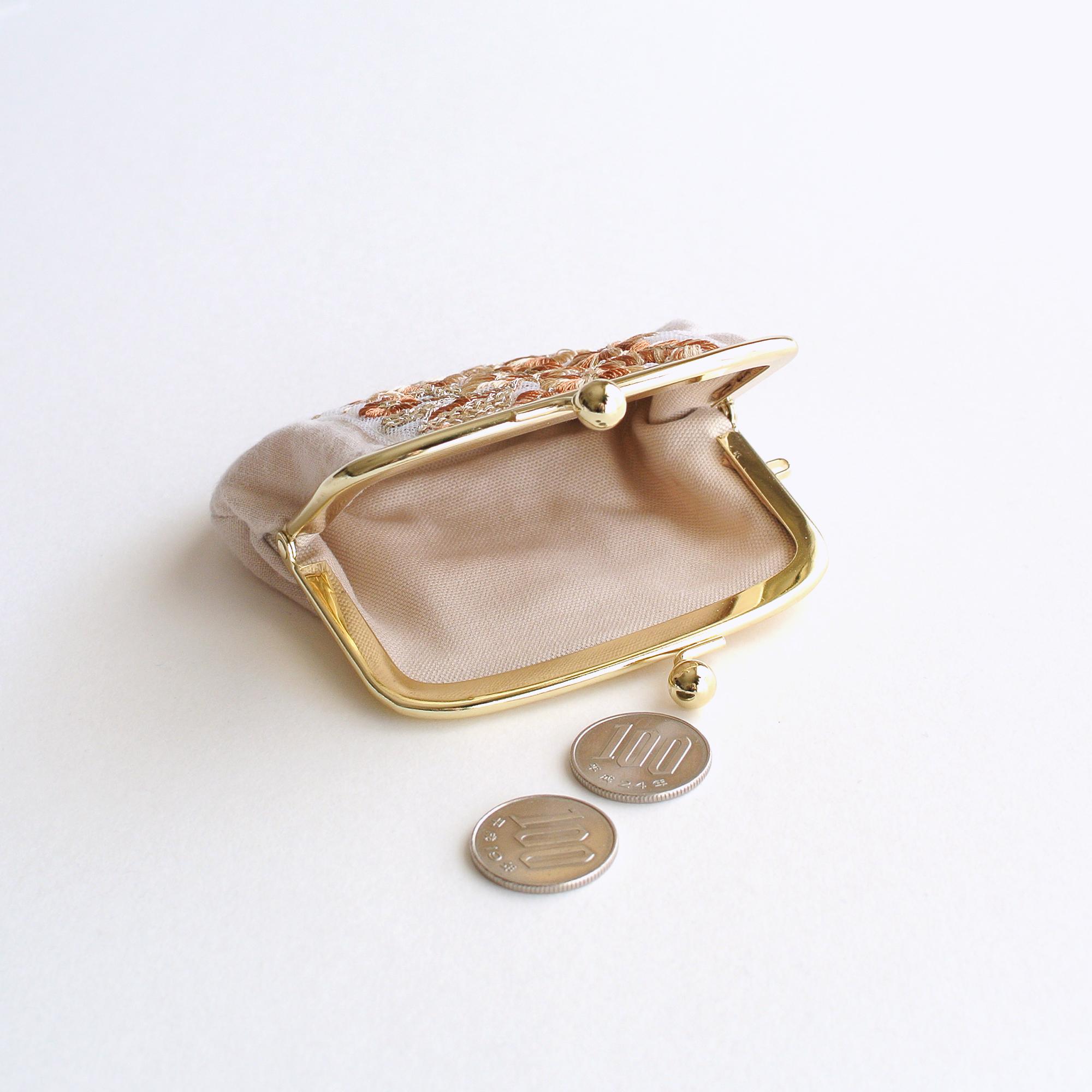 インド刺繍リボンの手のひらがま口ポーチ　ライトベージュ | 3枚目