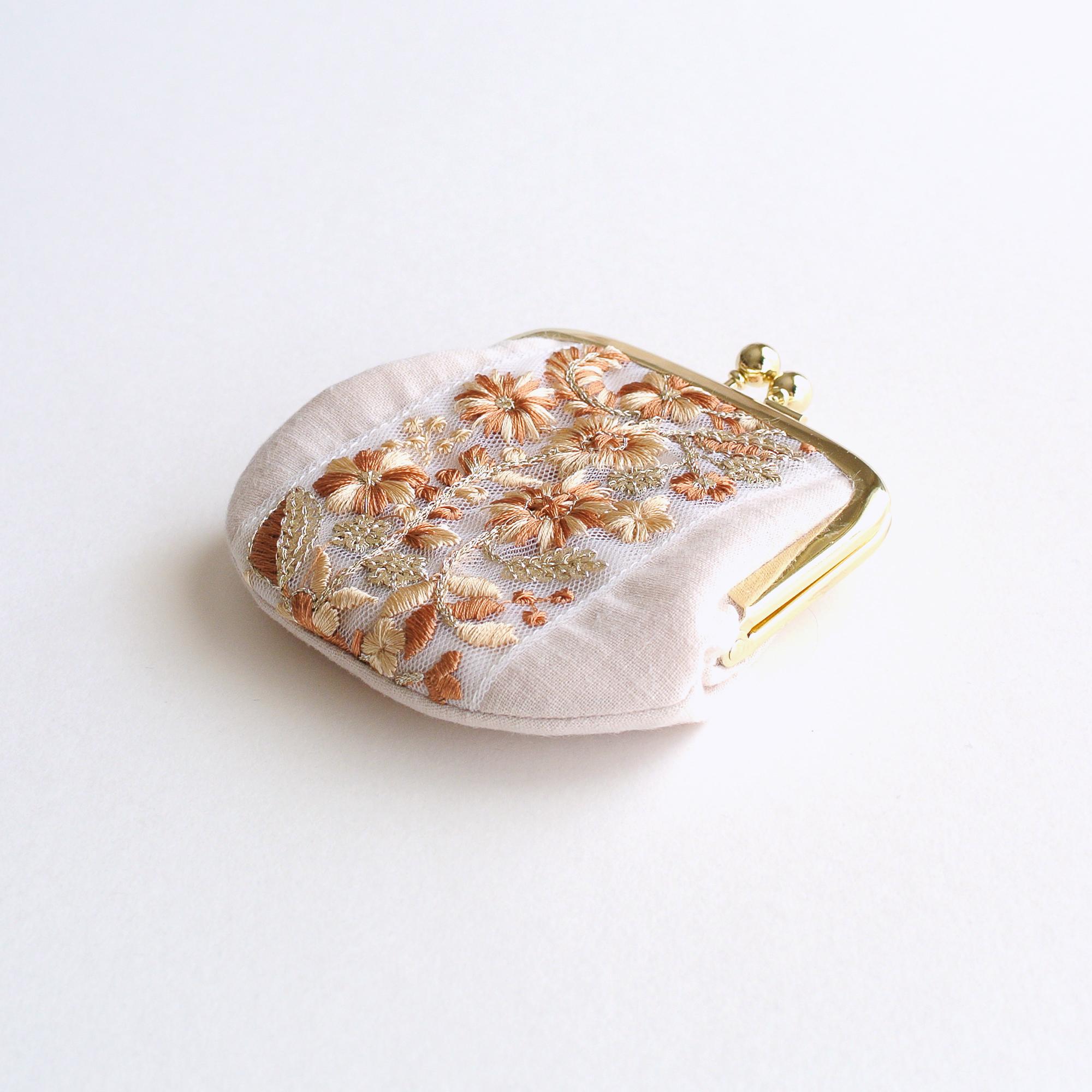 インド刺繍リボンの手のひらがま口ポーチ　ライトベージュ | 4枚目
