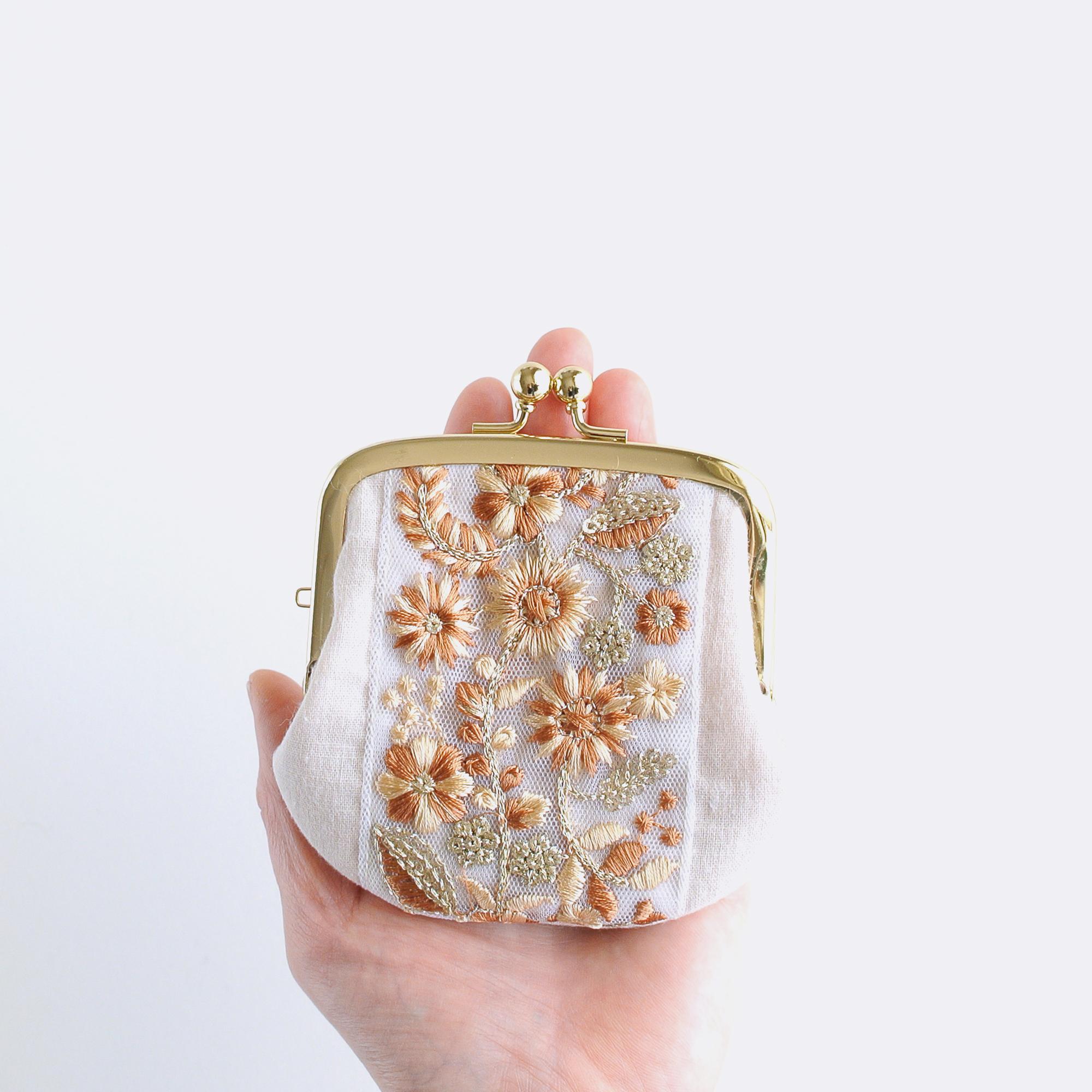 インド刺繍リボンの手のひらがま口ポーチ　ライトベージュ | 7枚目