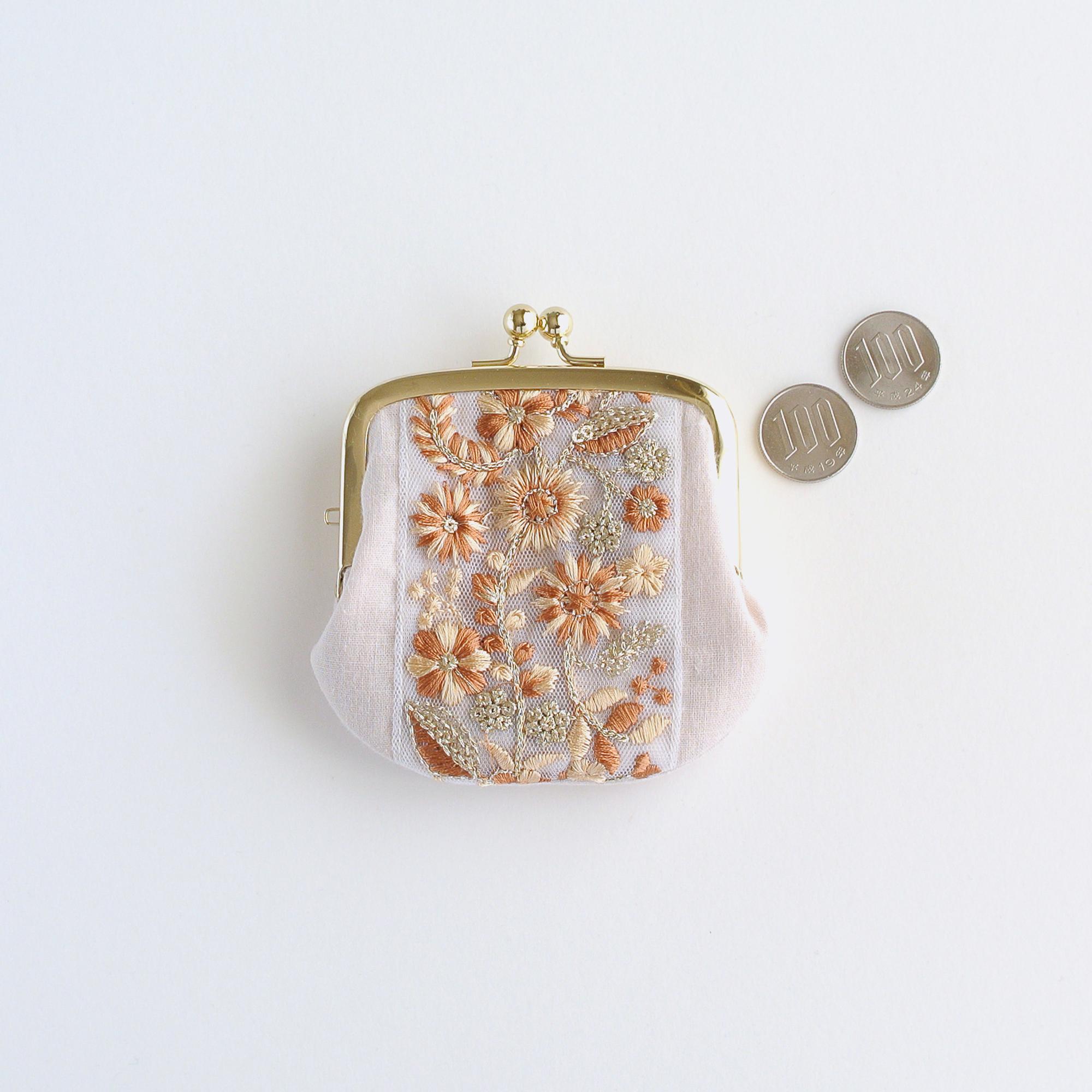 インド刺繍リボンの手のひらがま口ポーチ　ライトベージュ | 8枚目