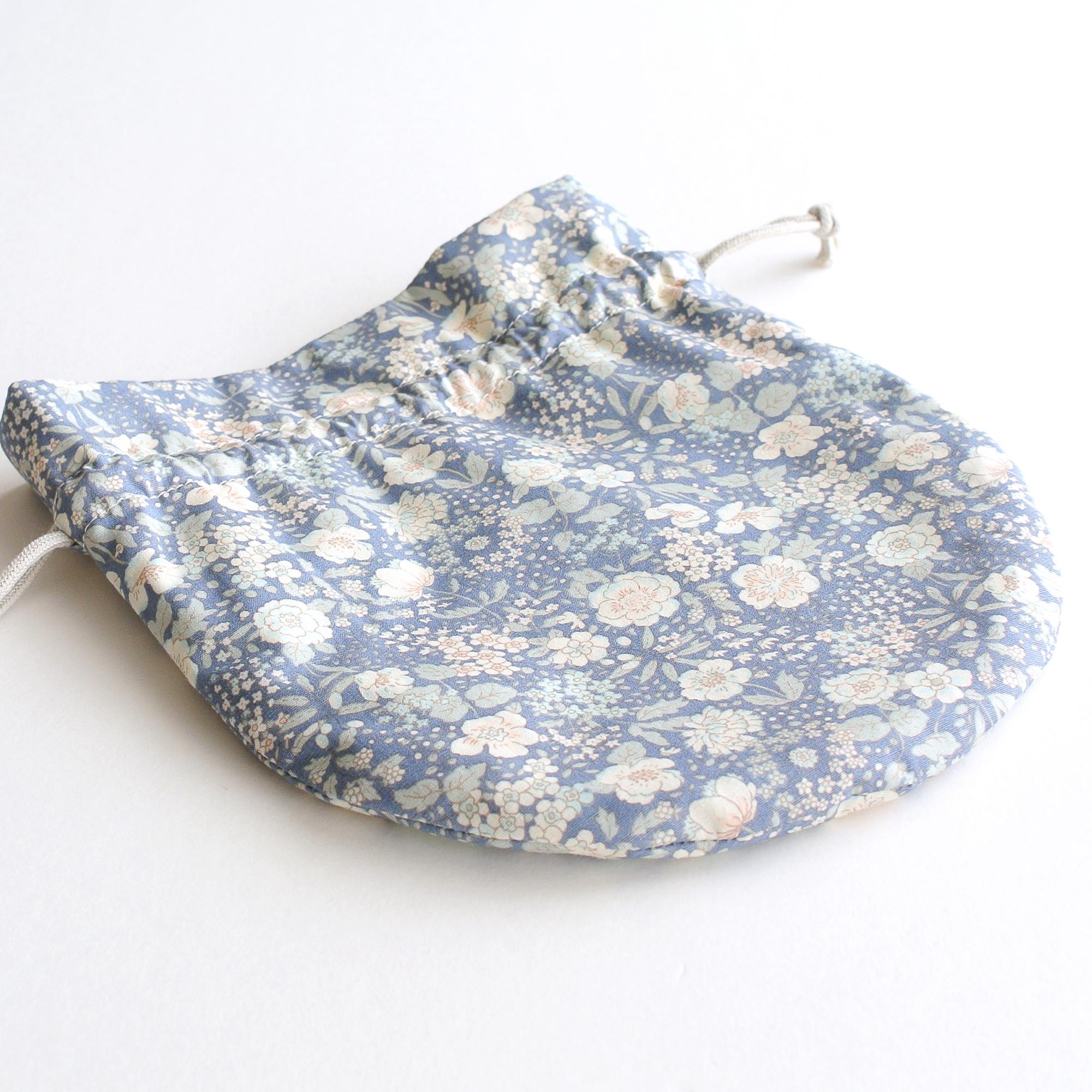 ぽってりかわいい巾着ポーチ　大人花柄ブルー | 4枚目