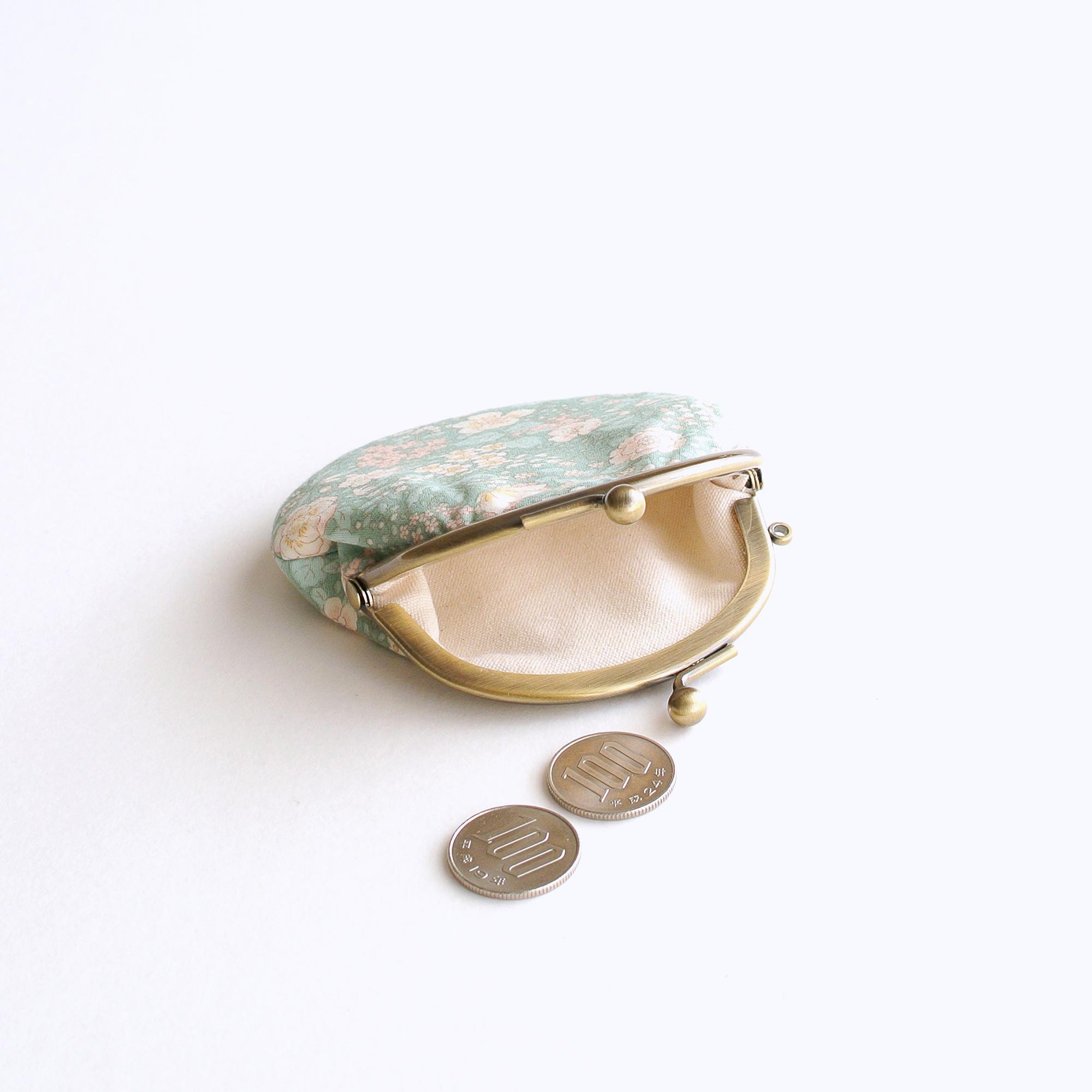 ぽってりかわいい小さいがま口ポーチ　大人花柄グリーン | 3枚目