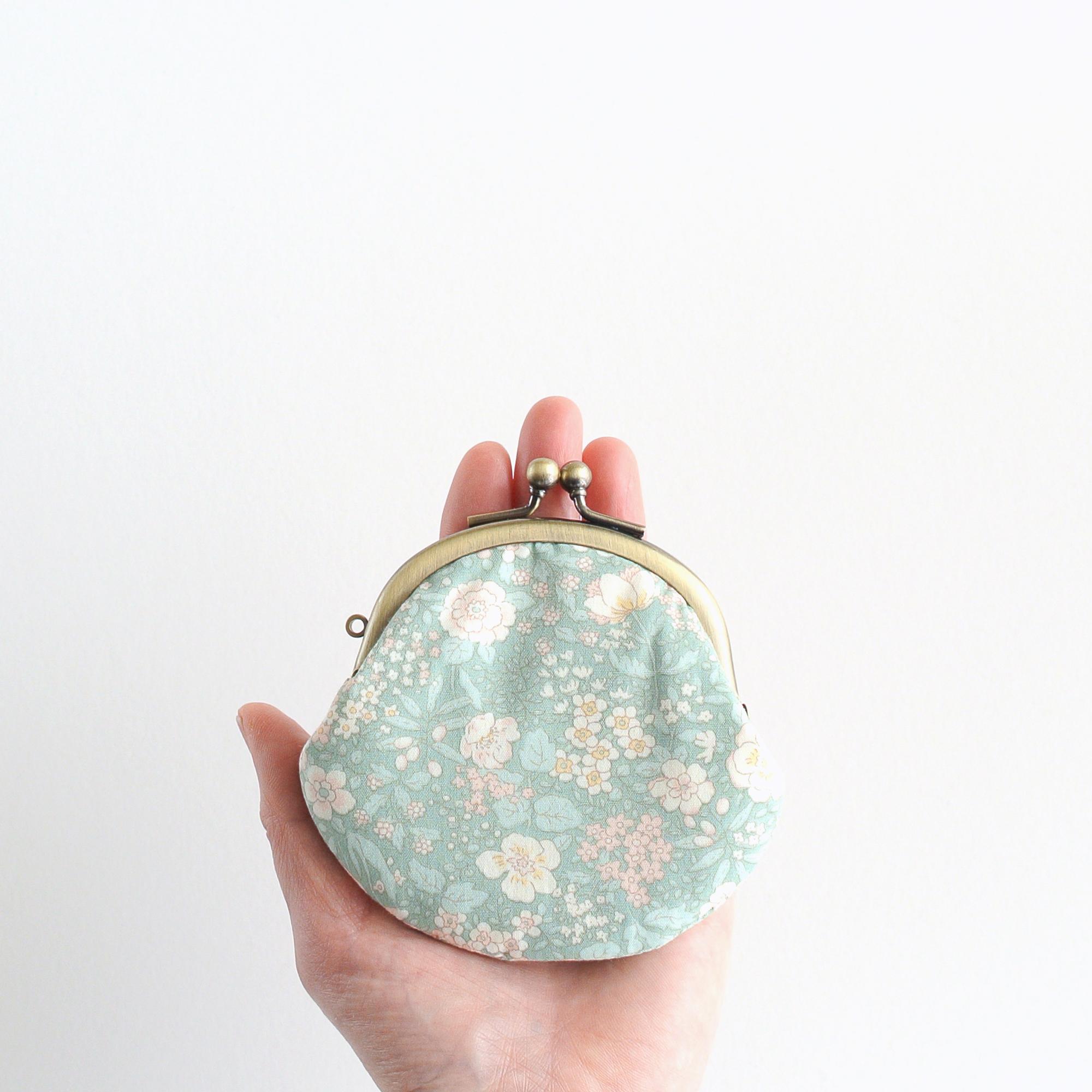 ぽってりかわいい小さいがま口ポーチ　大人花柄グリーン | 4枚目