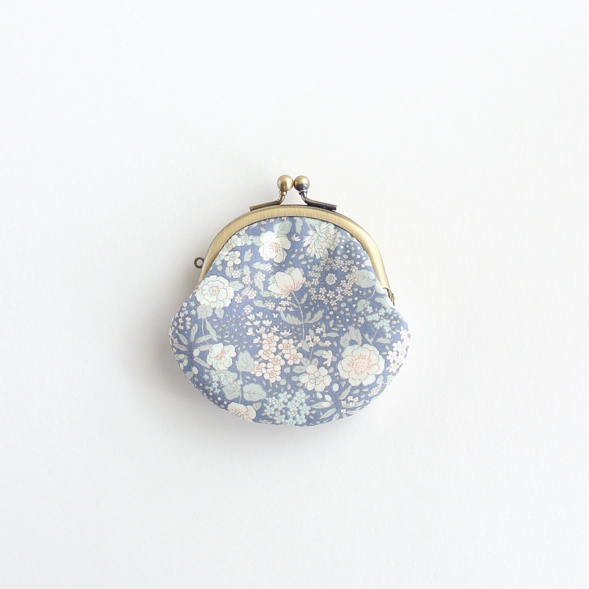 ぽってりかわいい小さいがま口ポーチ　大人花柄ブルー1枚目の画像