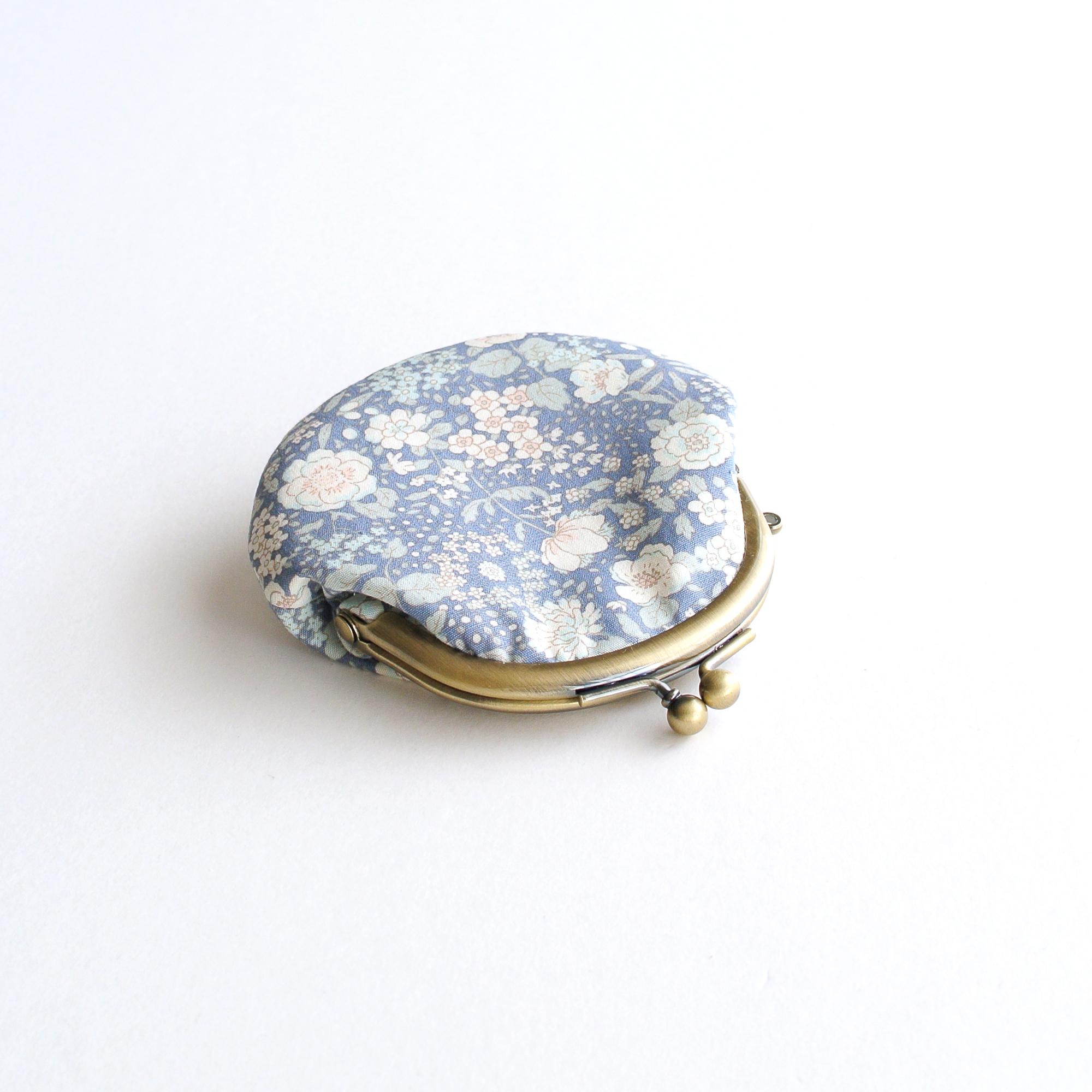 ぽってりかわいい小さいがま口ポーチ　大人花柄ブルー | 2枚目