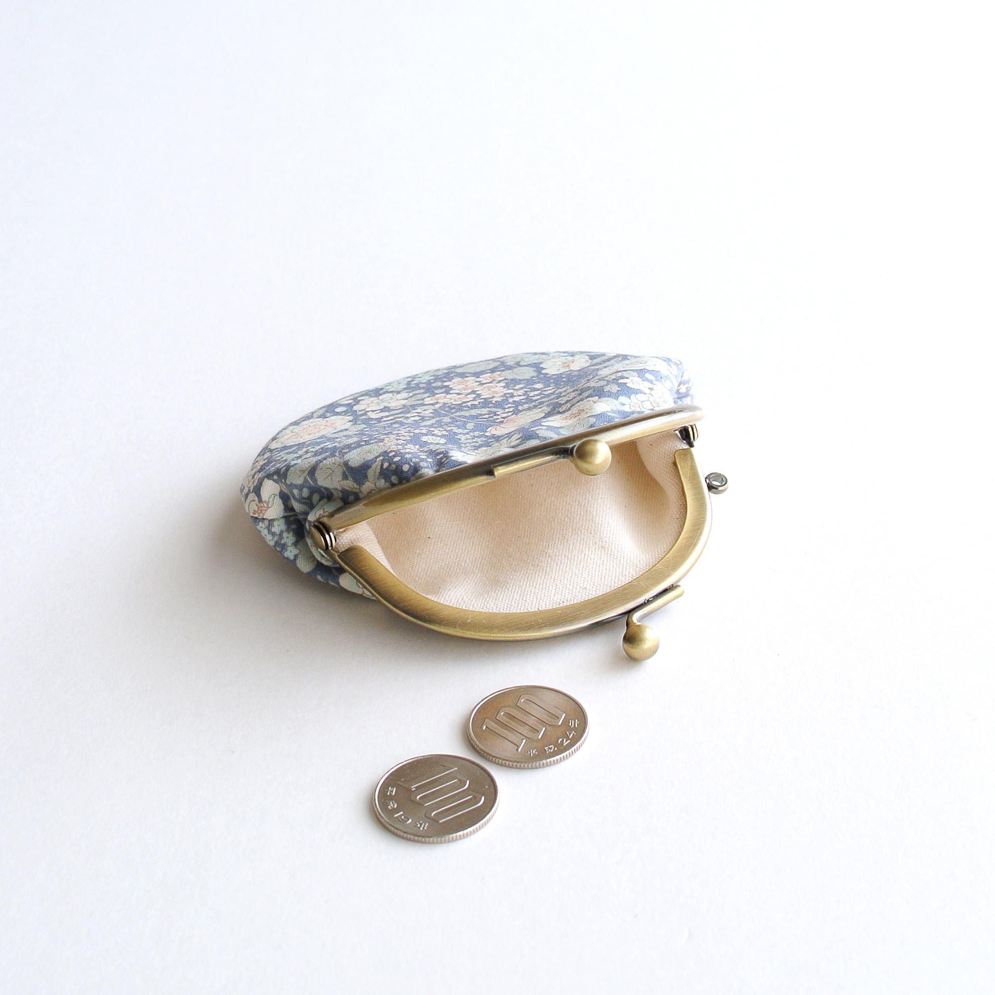 ぽってりかわいい小さいがま口ポーチ　大人花柄ブルー | 3枚目