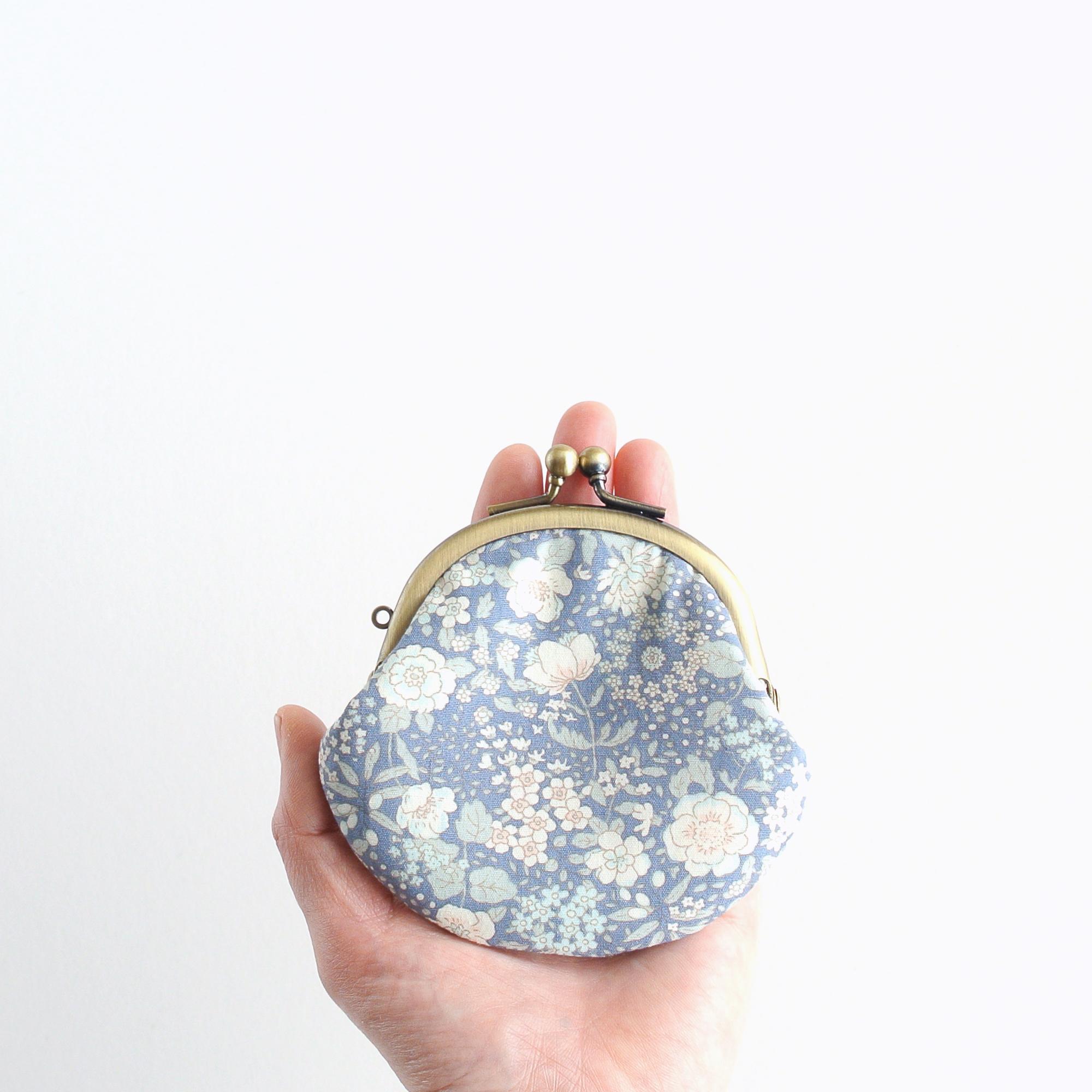 ぽってりかわいい小さいがま口ポーチ　大人花柄ブルー | 4枚目