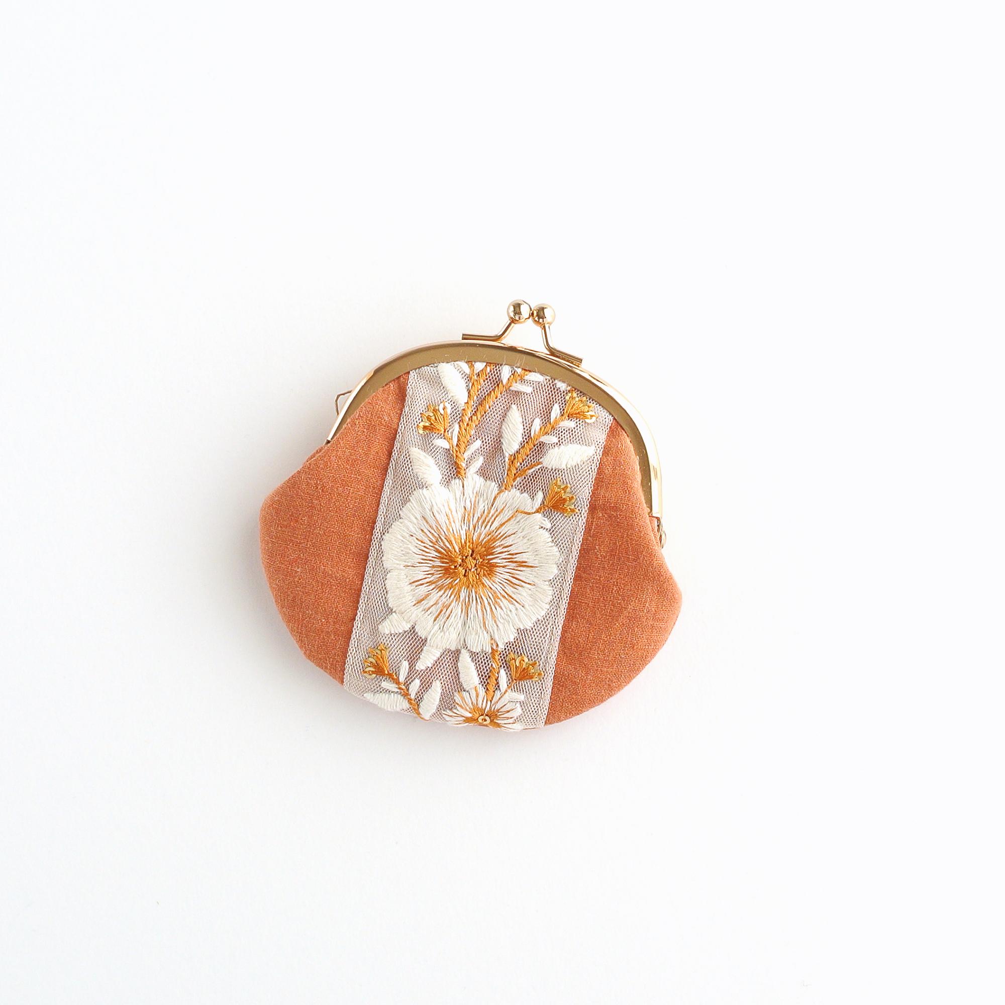 インド刺繍リボンのぽってりかわいい小さいがま口ポーチ　テラコッタ