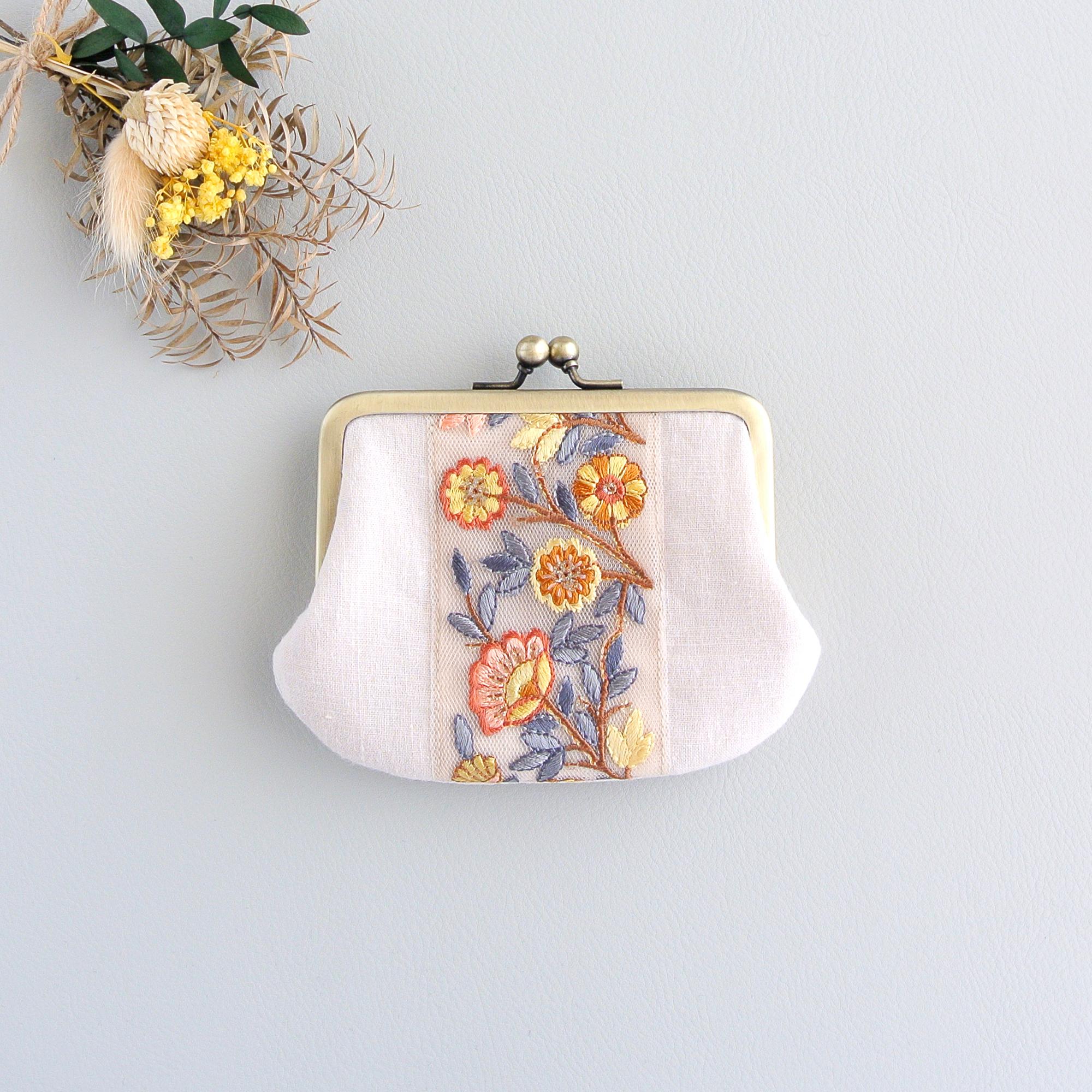 インド刺繍リボンのシンプルながま口 　ベージュ　ミニ財布 | 1枚目