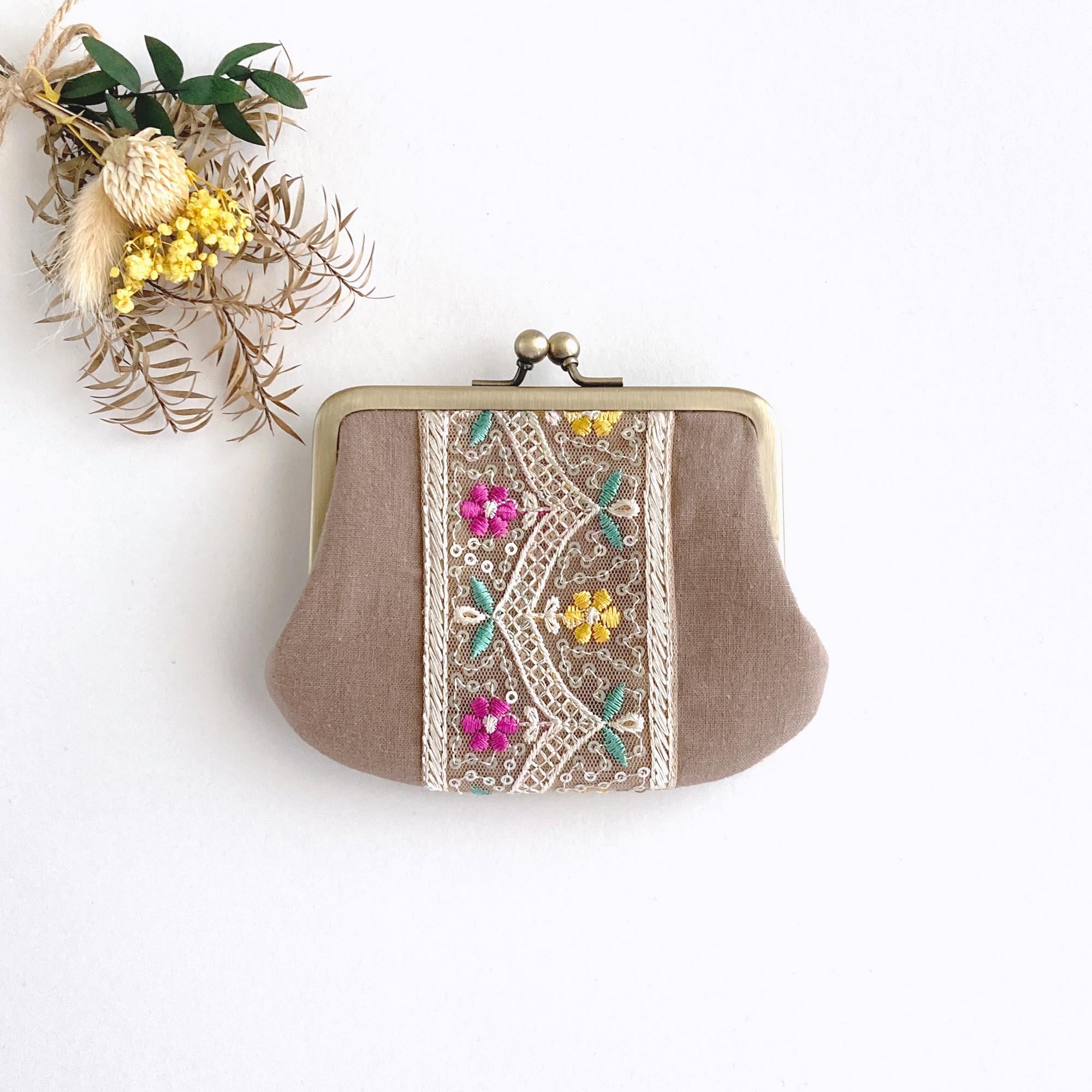 インド刺繍リボンのシンプルながま口 　ミニ財布　ライトブラウン | 1枚目
