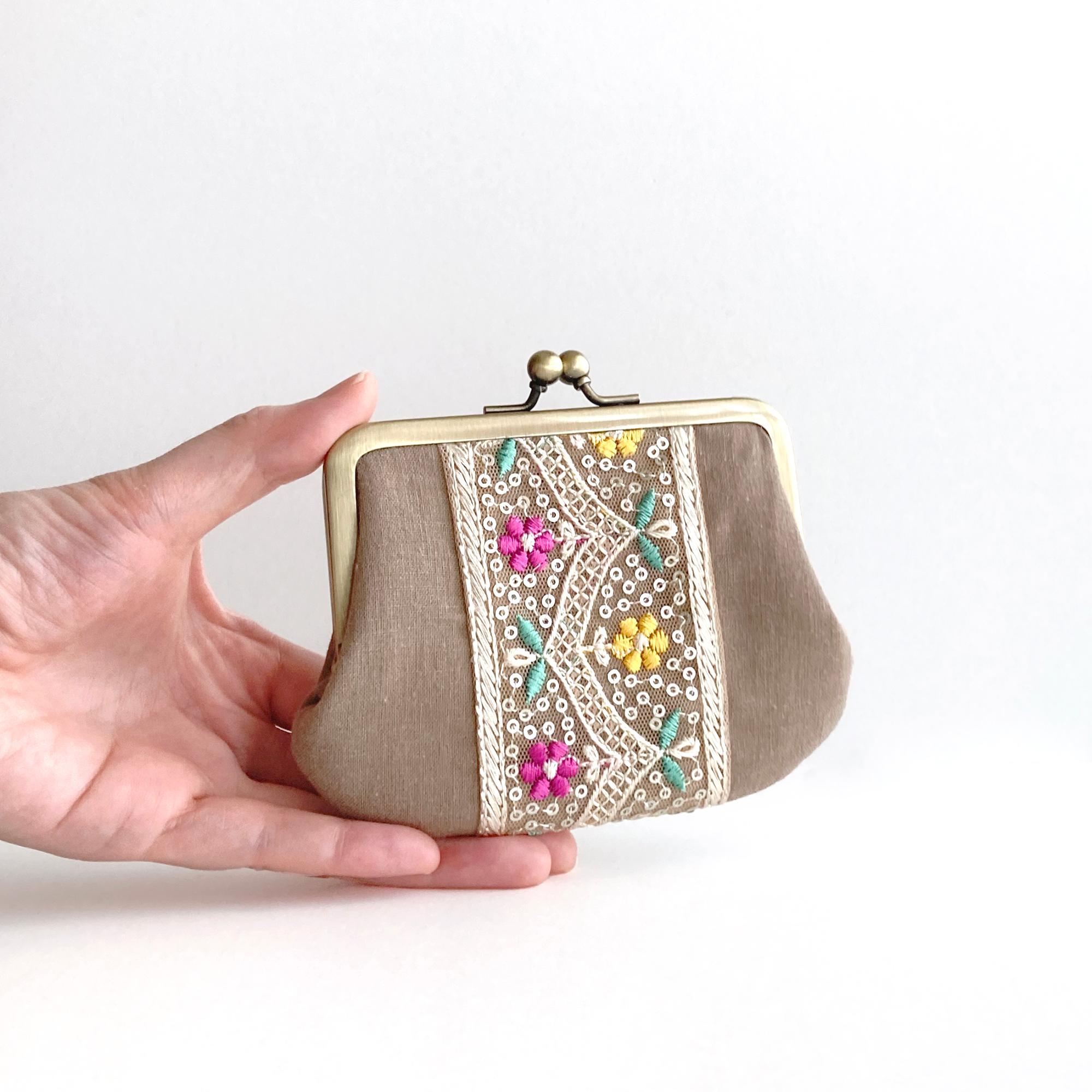 インド刺繍リボンのシンプルながま口 　ミニ財布　ライトブラウン | 2枚目