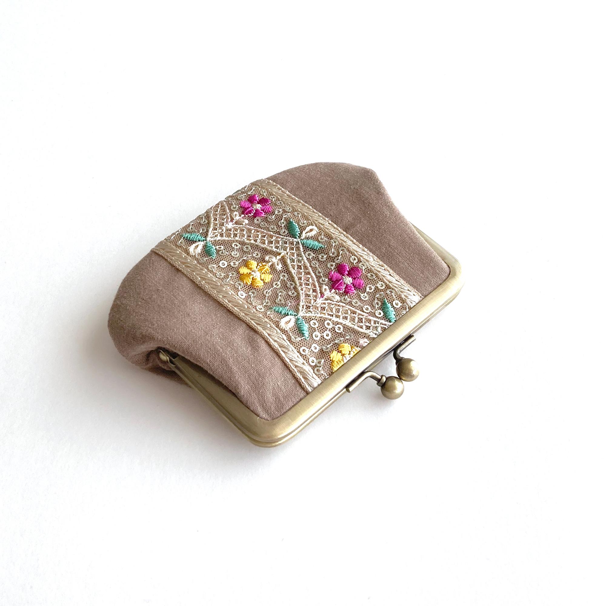 インド刺繍リボンのシンプルながま口 　ミニ財布　ライトブラウン | 3枚目