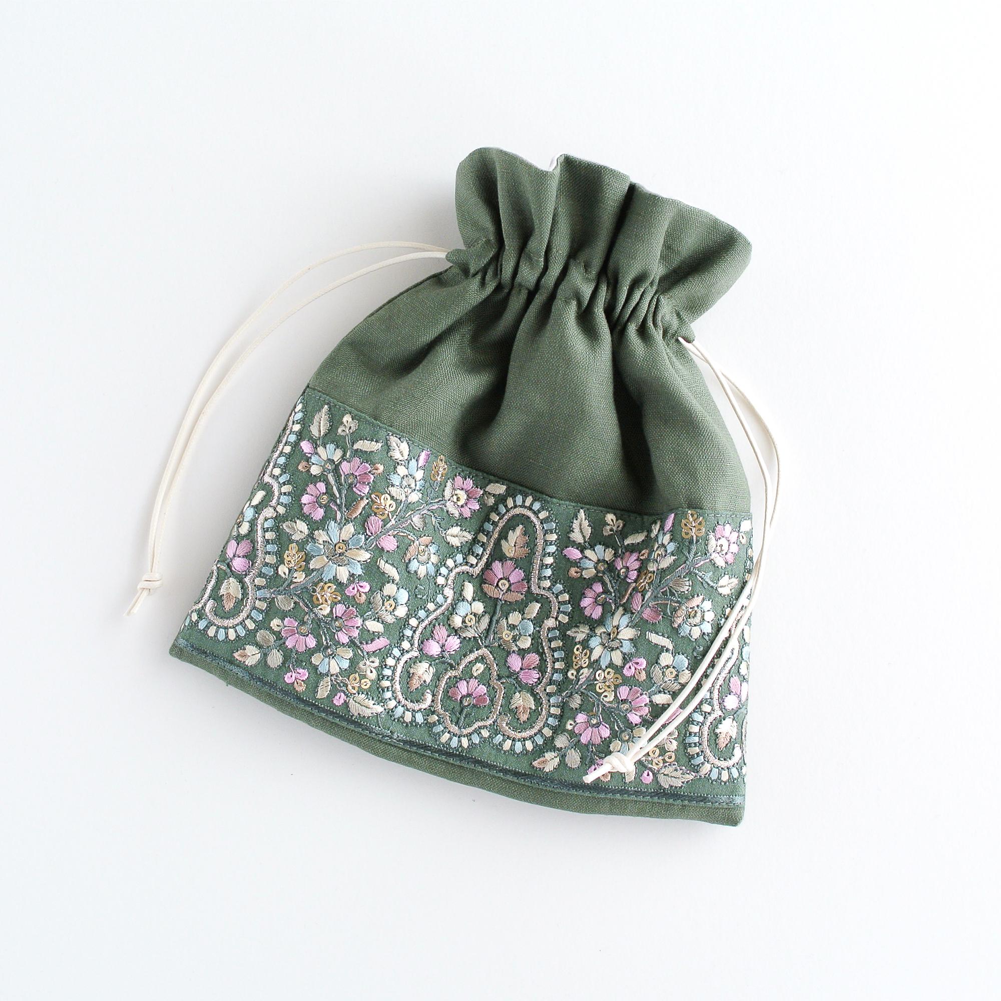 リネンとインド刺繍リボンの巾着ポーチ 　グリーン | 1枚目