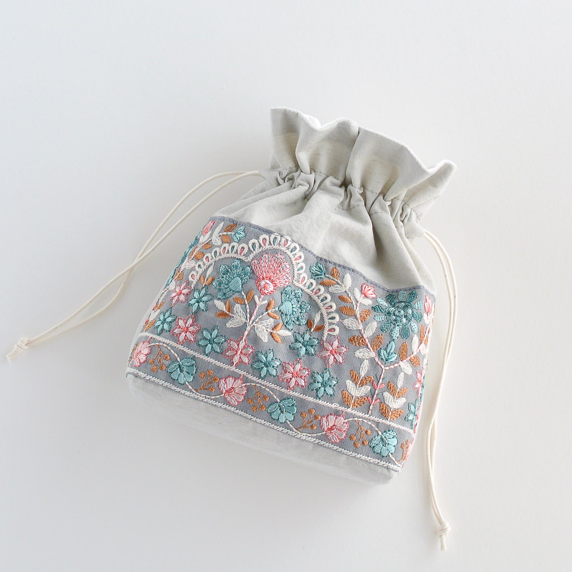インド刺繍リボンのマチのある巾着ポーチ 　ライトグレー | 1枚目