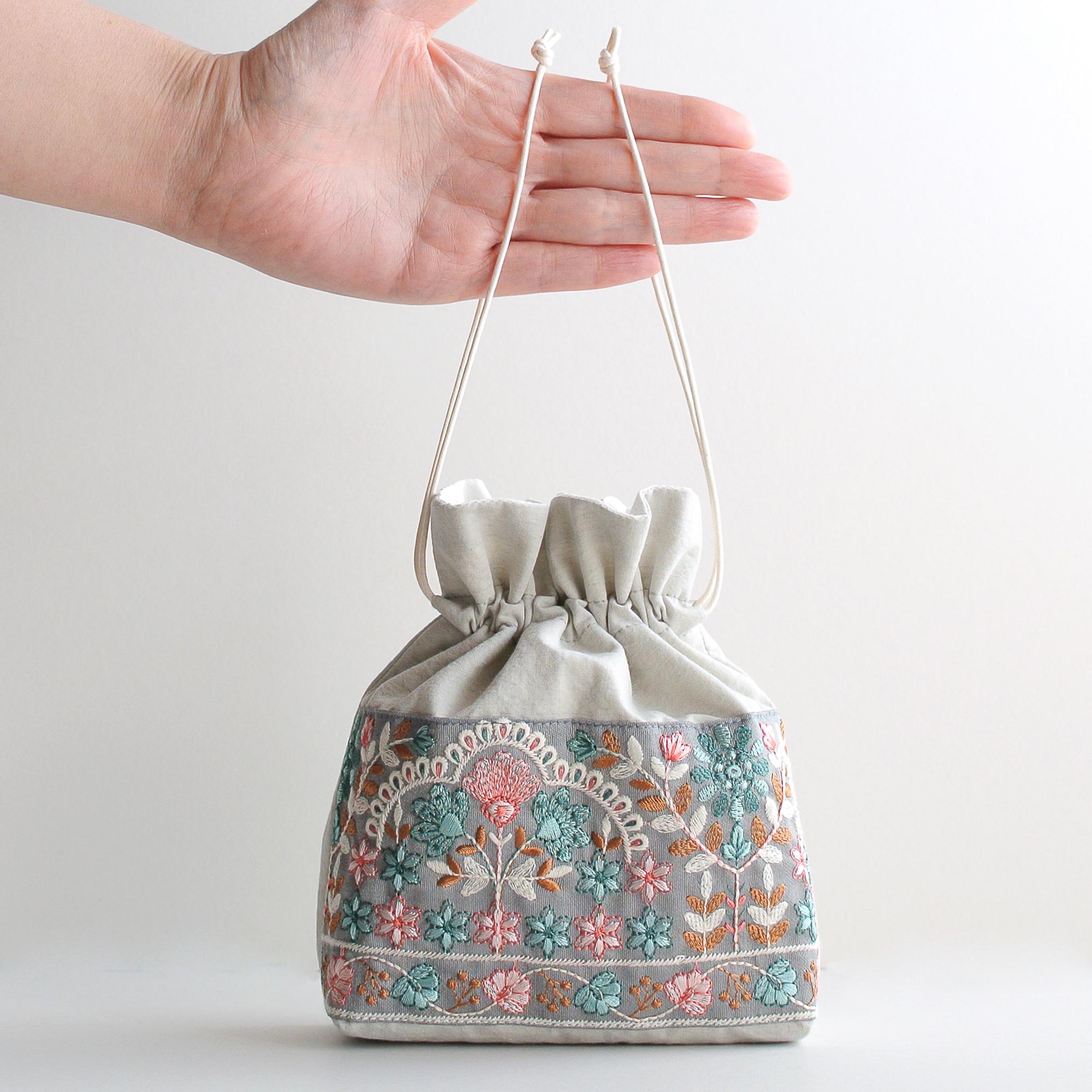 インド刺繍リボンのマチのある巾着ポーチ 　ライトグレー | 2枚目