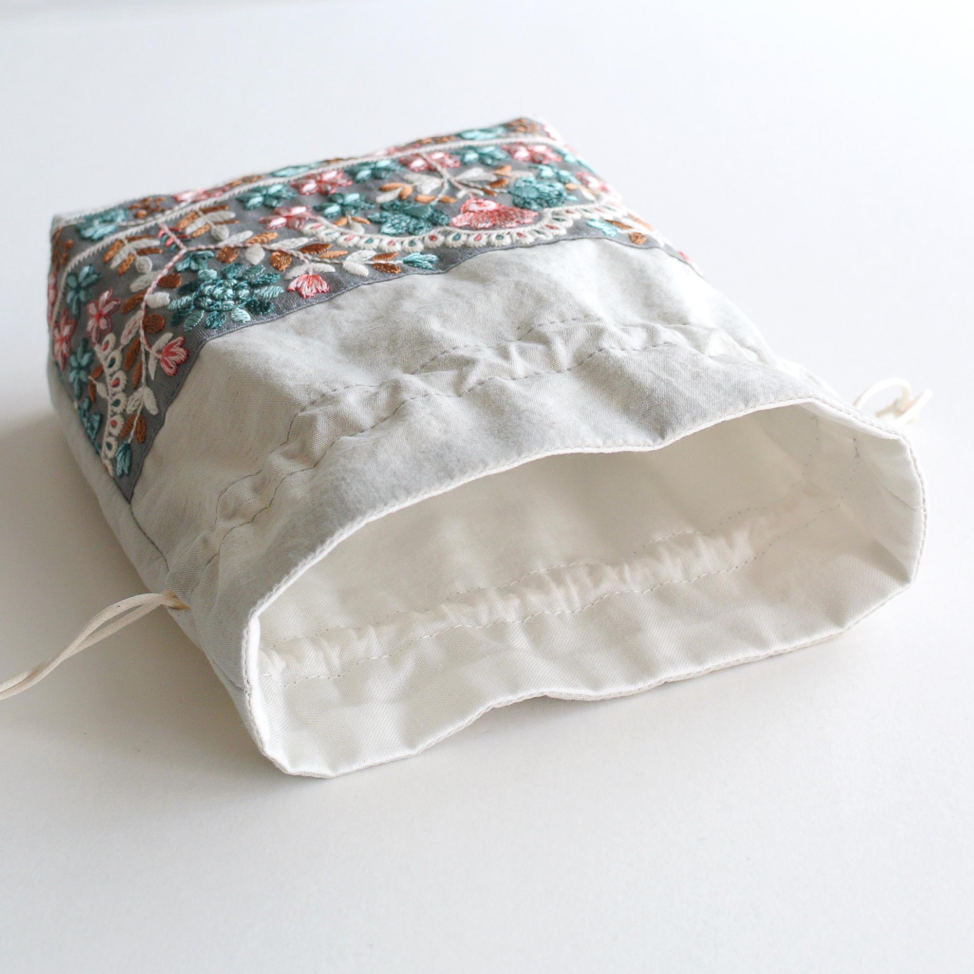 インド刺繍リボンのマチのある巾着ポーチ 　ライトグレー | 3枚目