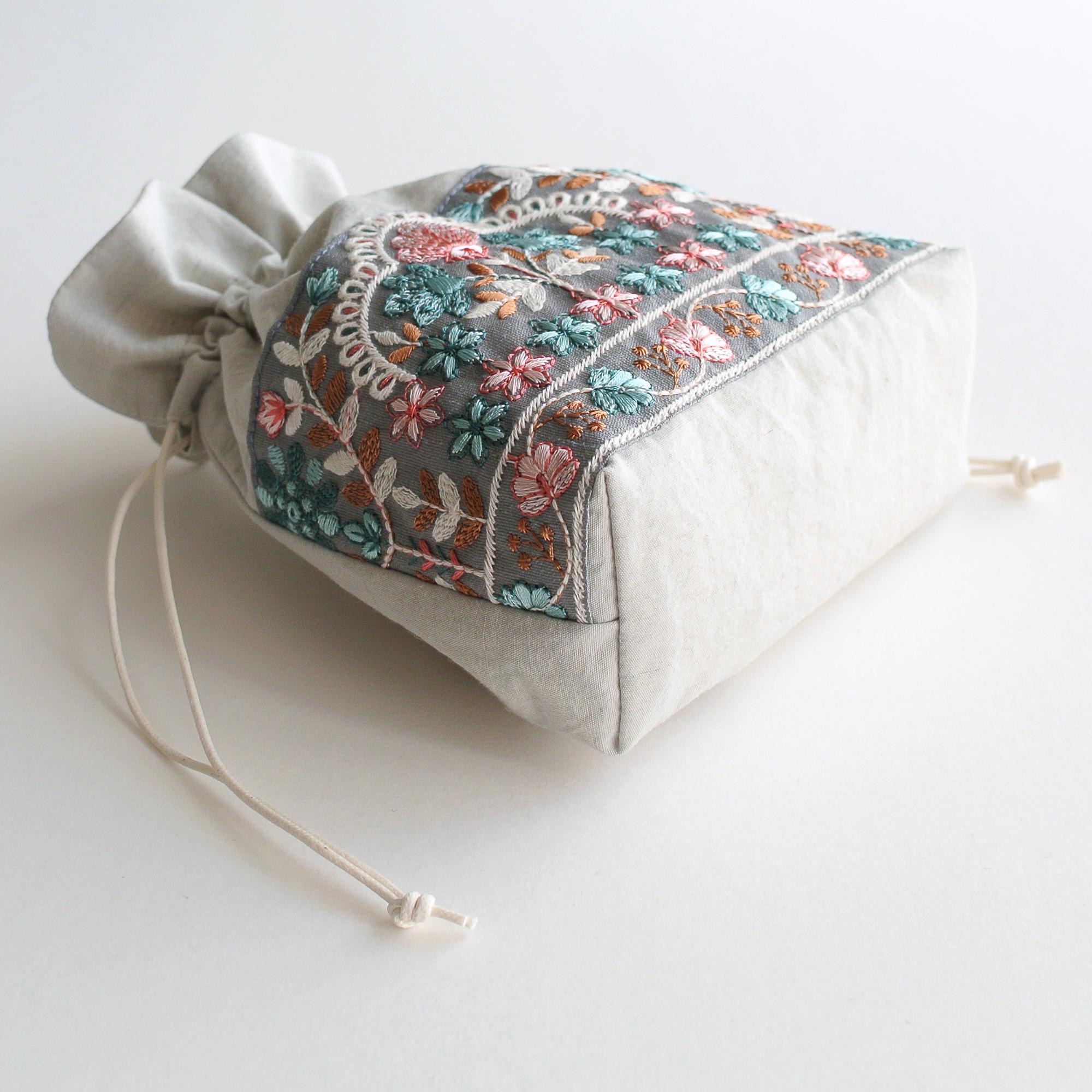 インド刺繍リボンのマチのある巾着ポーチ 　ライトグレー | 4枚目