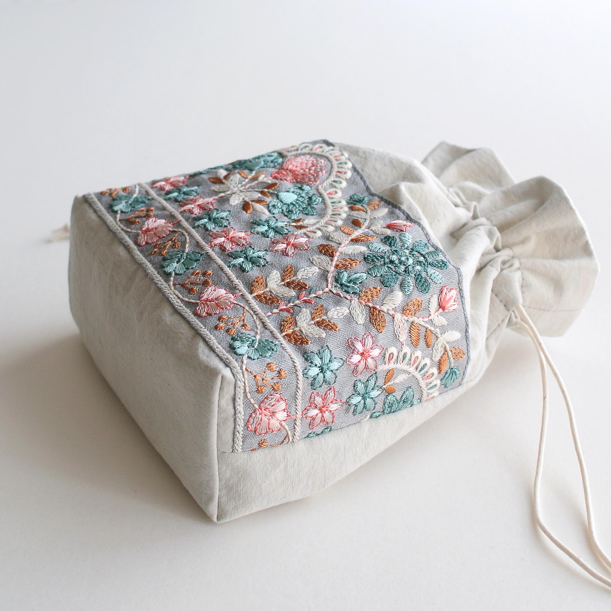 インド刺繍リボンのマチのある巾着ポーチ 　ライトグレー | 5枚目