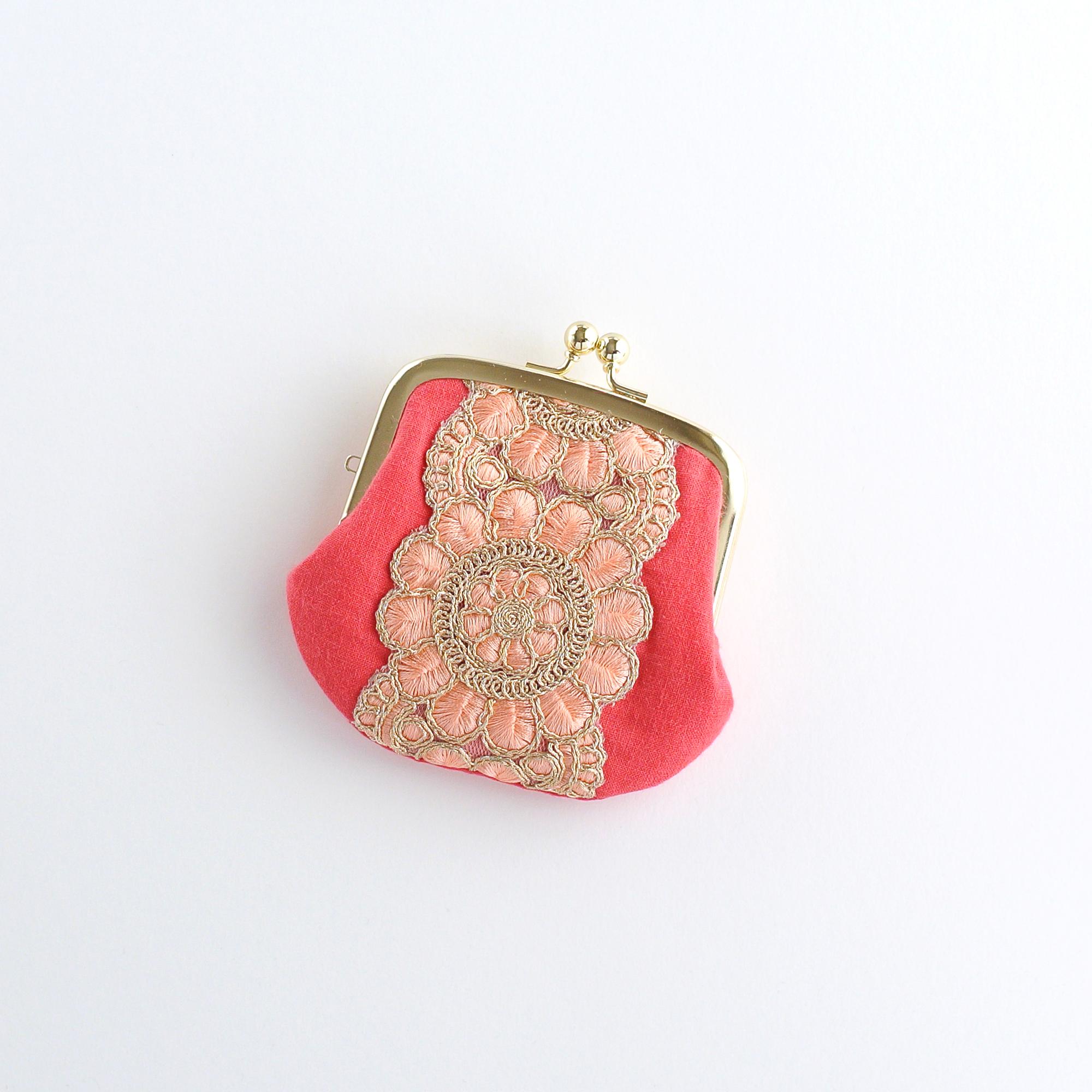 インド刺繍リボンの手のひらがま口ポーチ　レッド×ピンク