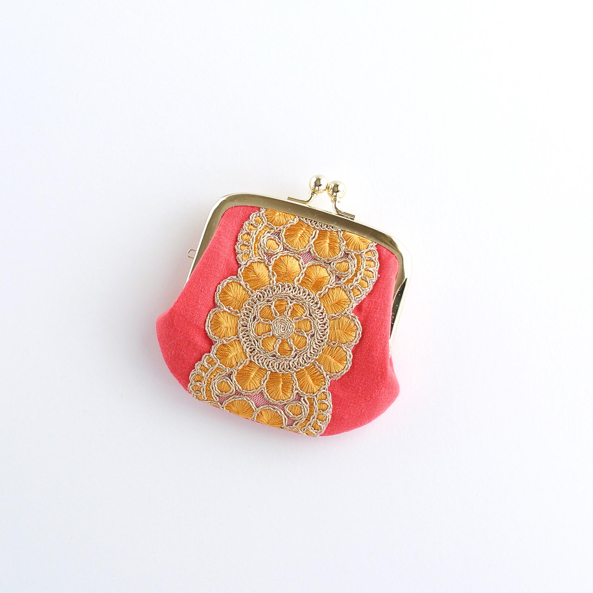 インド刺繍リボンの手のひらがま口ポーチ　レッド×ピンク