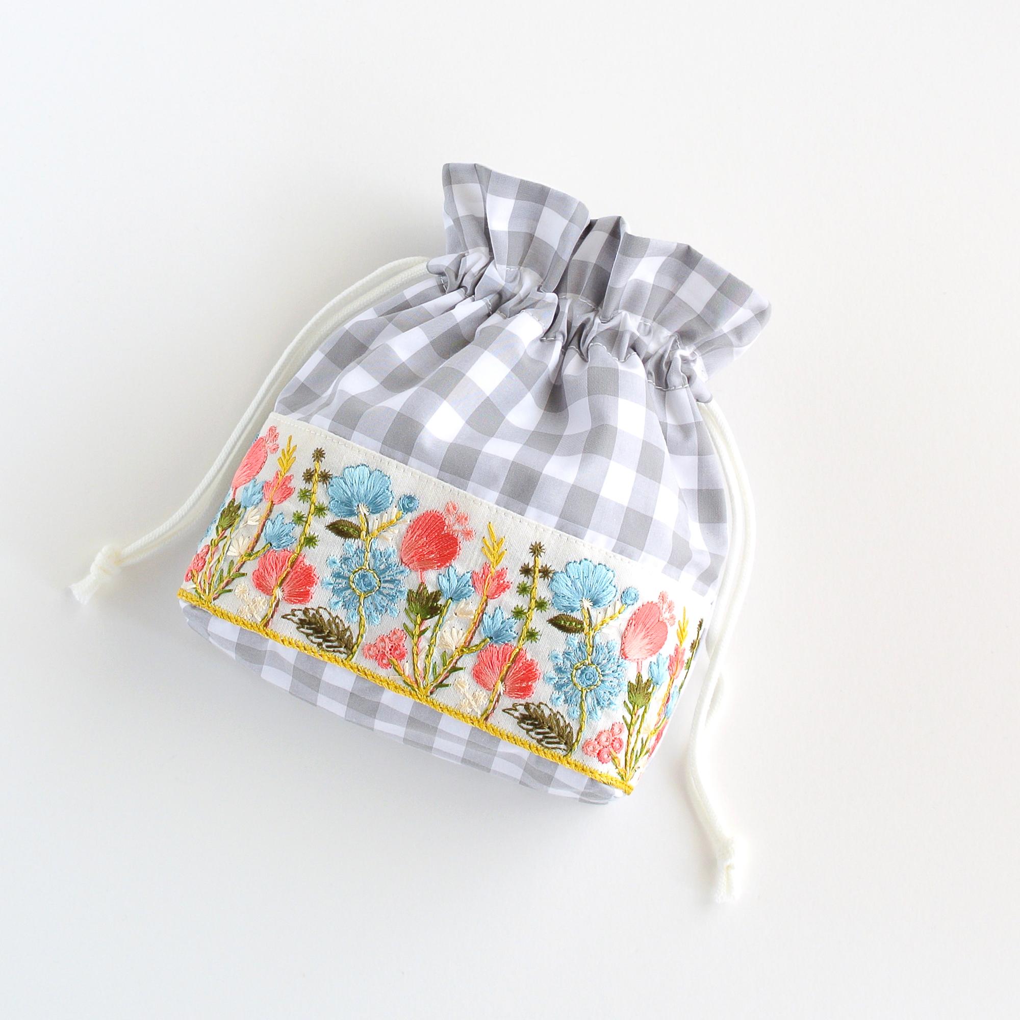 インド刺繍リボンのマチのある巾着ポーチ 　チェックグレー1枚目の画像