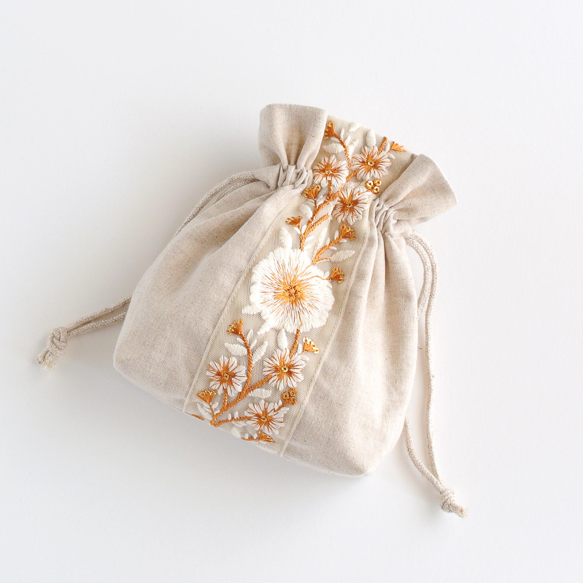 インド刺繍リボンのマチのある巾着ポーチ 　生成り