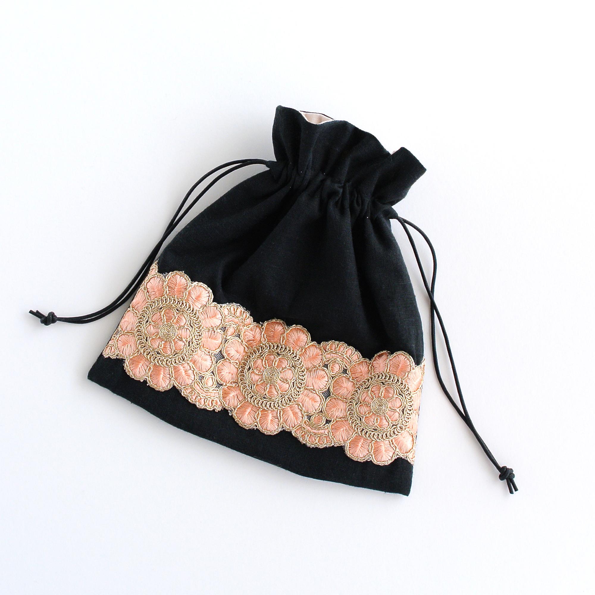 インド刺繍リボンの巾着ポーチ  　ブラック×ピンク