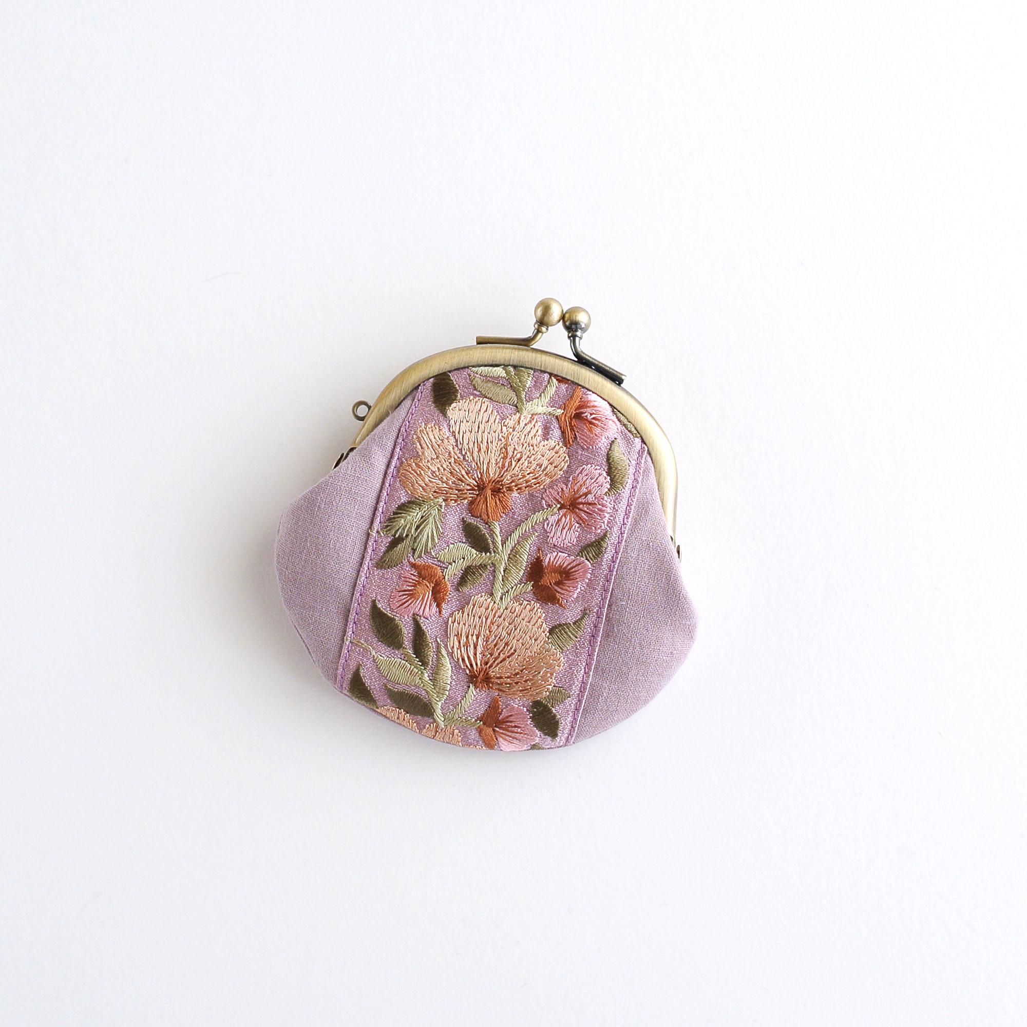 インド刺繍リボンのぽってりかわいい小さいがま口ポーチ　くすみ紫