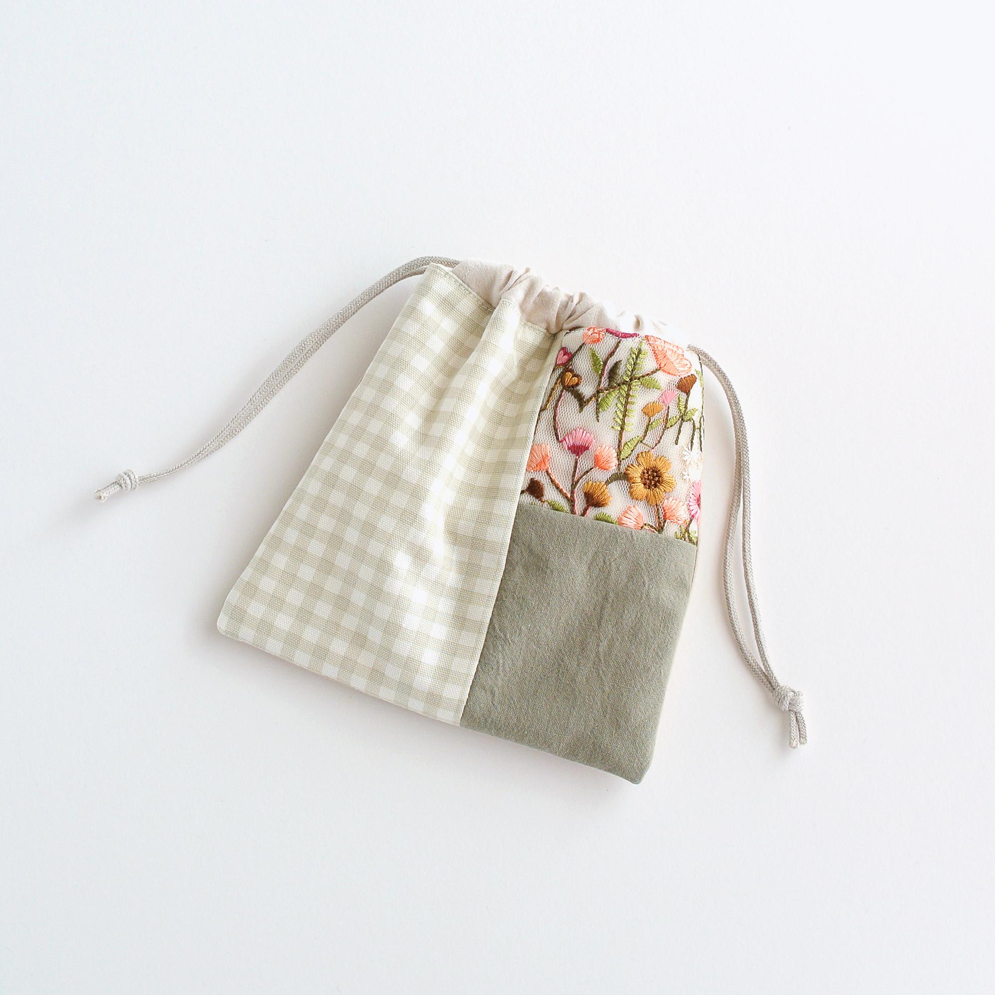 インド刺繍リボンとパッチワークの巾着ポーチ1枚目の画像