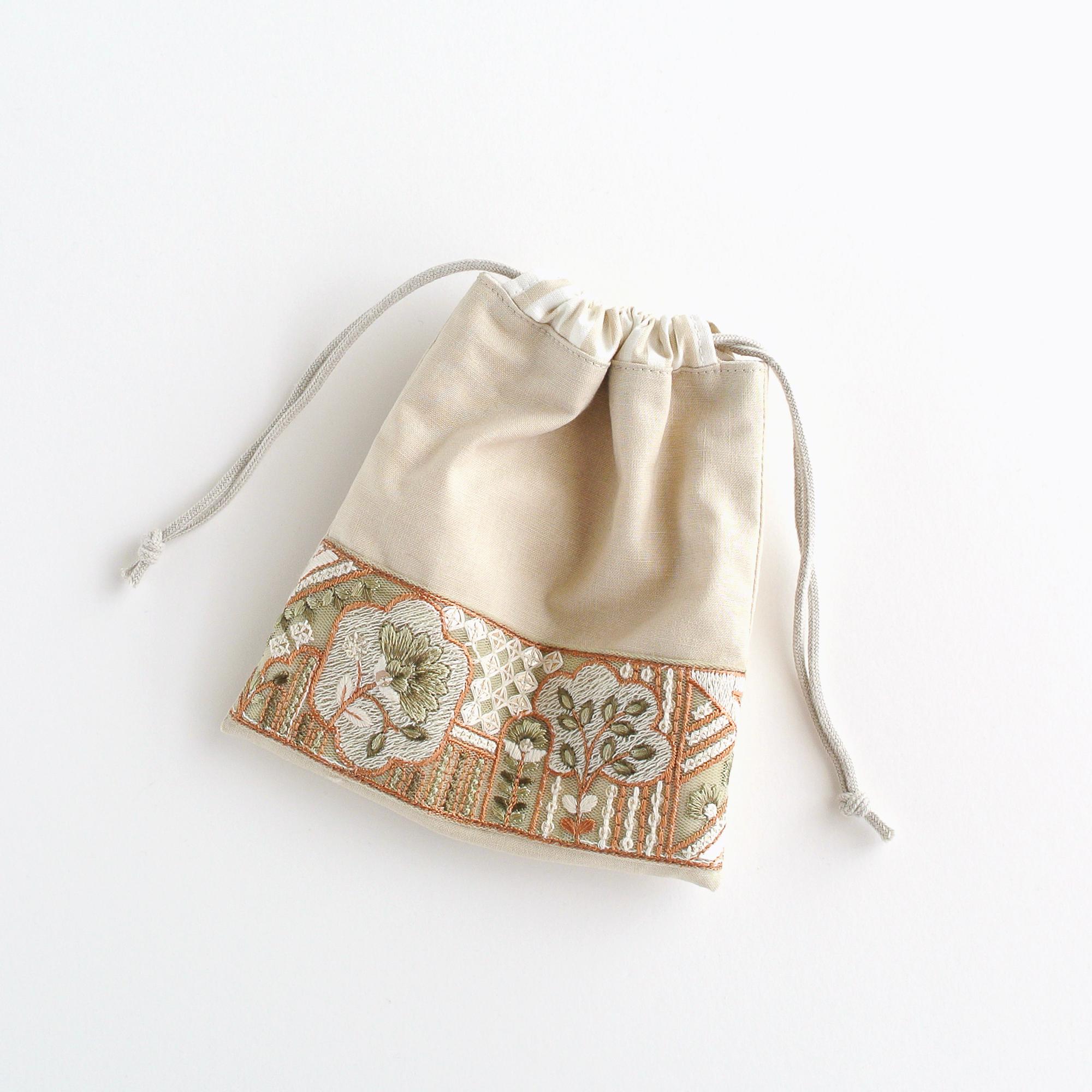 インド刺繍リボンのミニ巾着　ライトベージュ1枚目の画像
