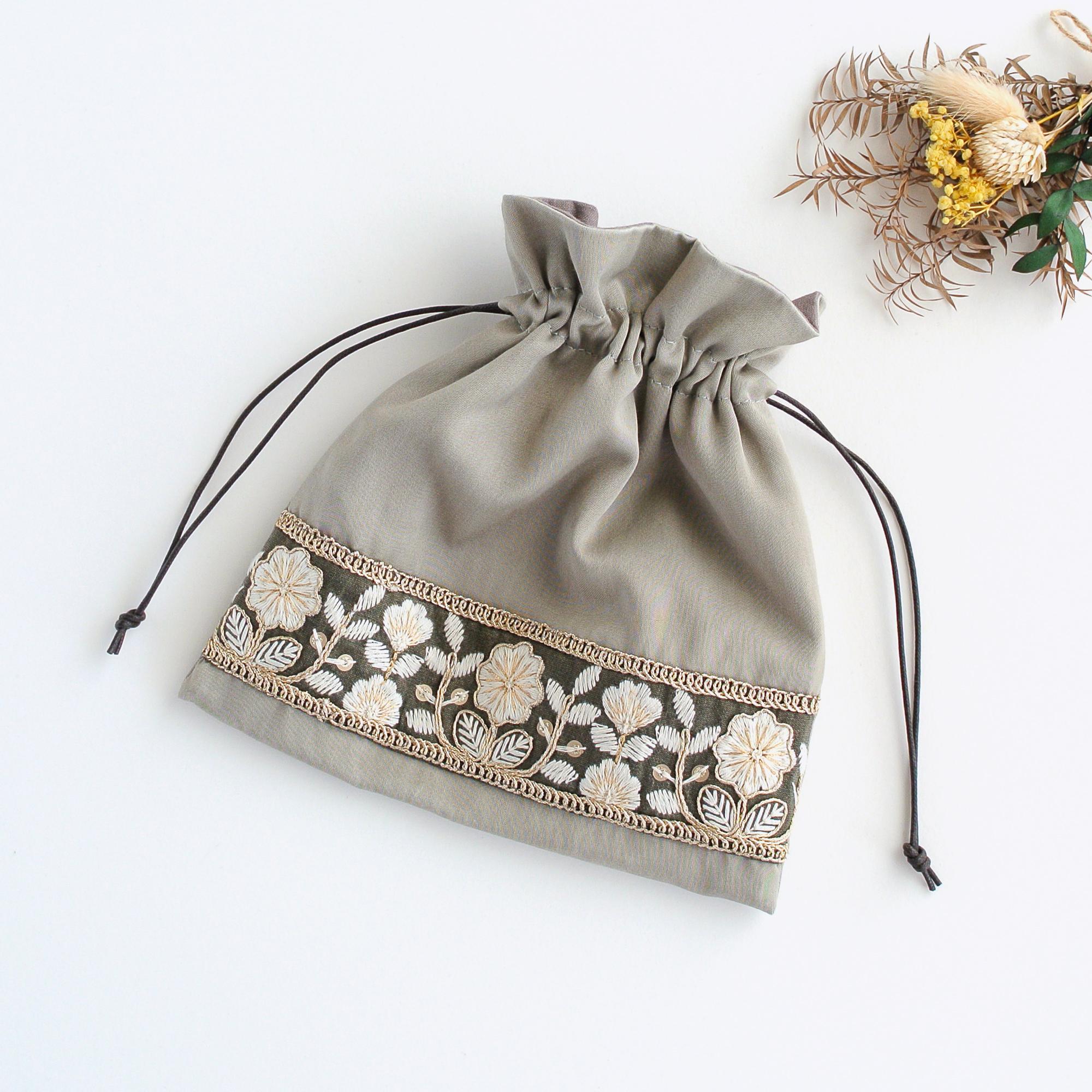 インド刺繍リボンの巾着ポーチ 　ベージュ1枚目の画像