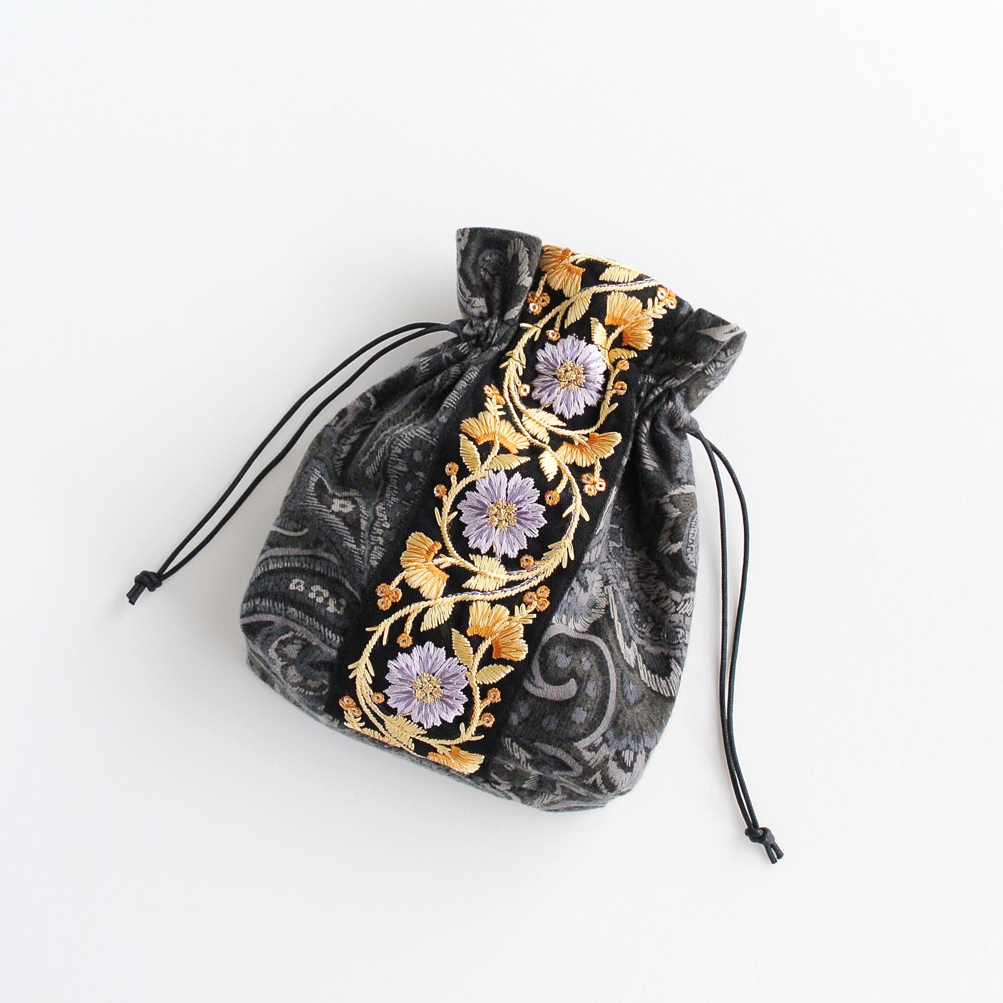 インド刺繍リボンのマチのある巾着ポーチ 　ビエラペイズリーグレー1枚目の画像