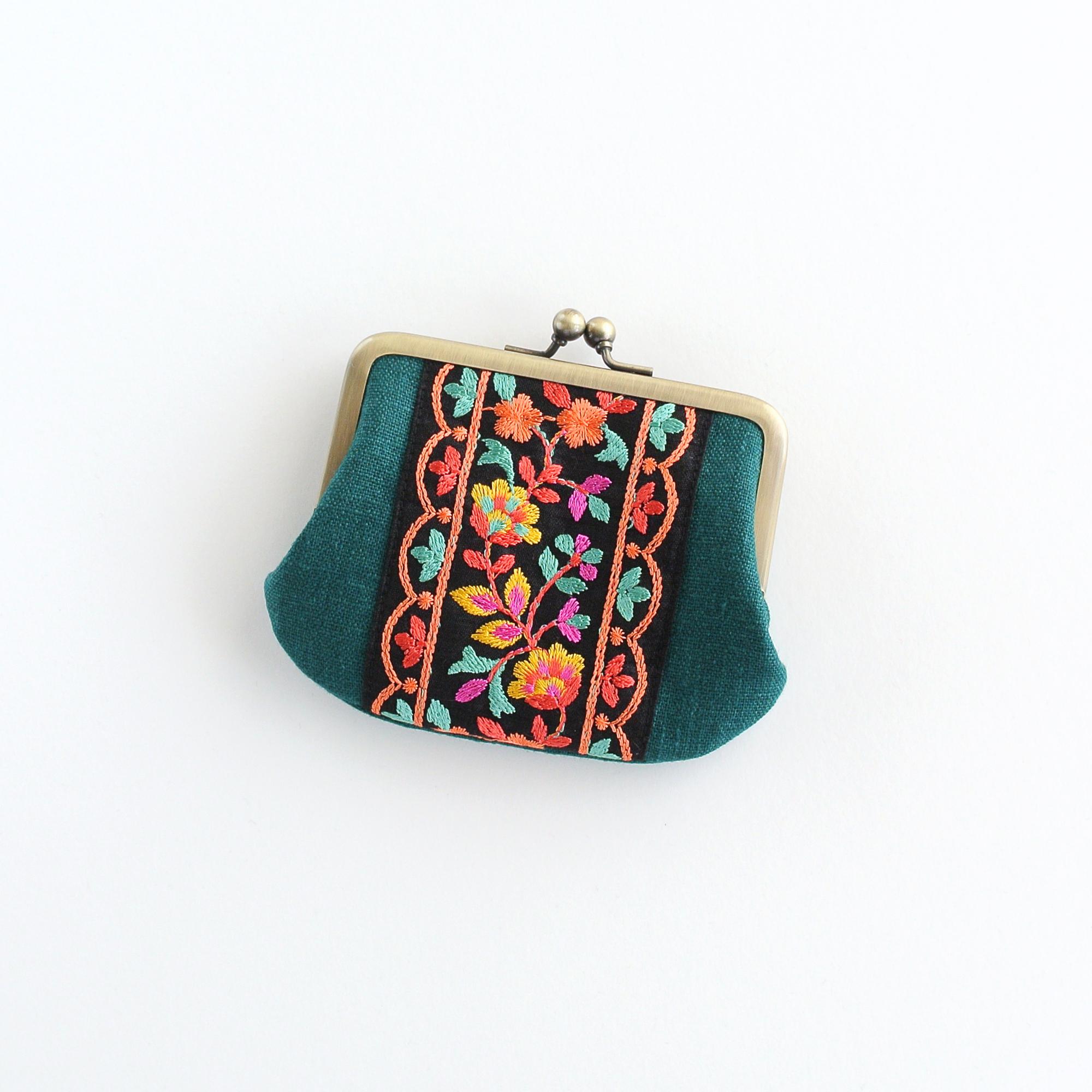 リネンとインド刺繍リボンのシンプルながま口 グリーン1枚目の画像