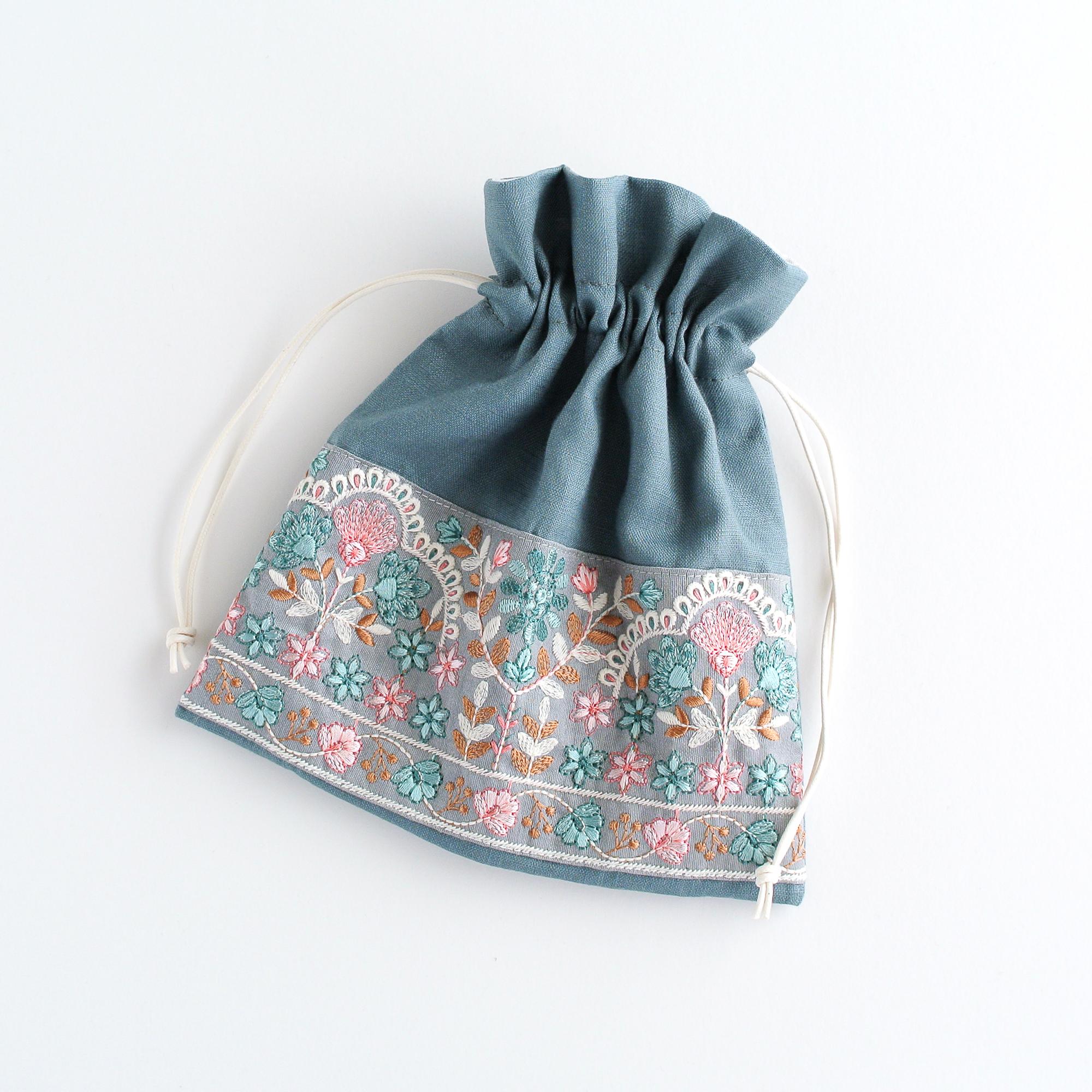 リネンとインド刺繍リボンの巾着ポーチ ブルー | 1枚目
