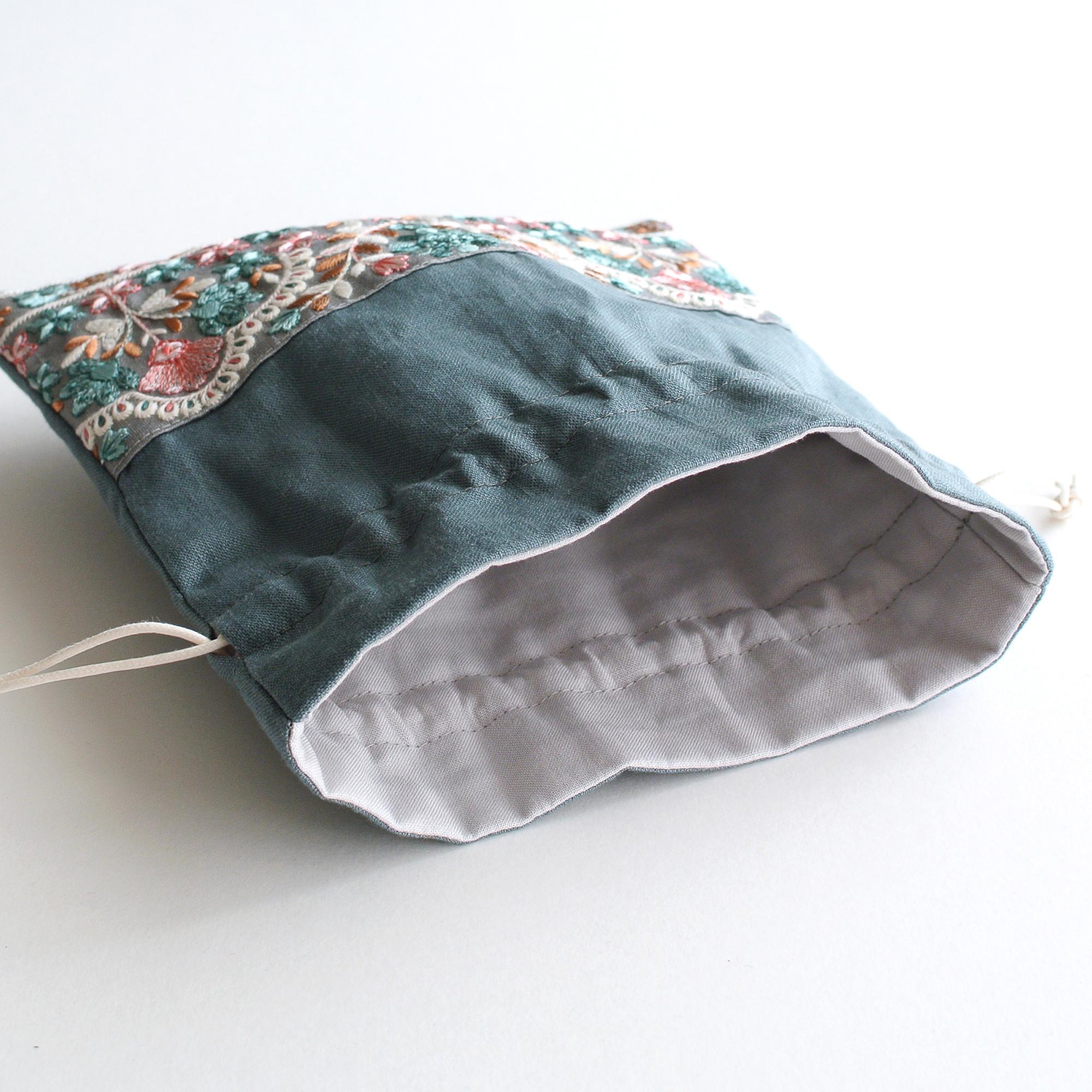 リネンとインド刺繍リボンの巾着ポーチ ブルー | 3枚目