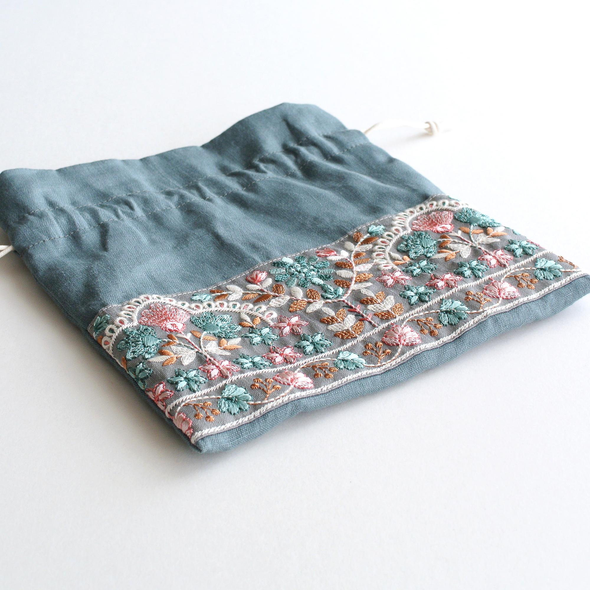 リネンとインド刺繍リボンの巾着ポーチ ブルー | 4枚目